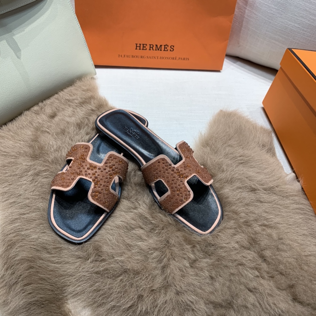 💰320 平底高跟都有☑ H拖2021新色来啦💕
全新改版（Hermès） 包装升级 版型做工材料升级
Hermes®🔴市场最高版本纯手工鞋✨✨          
顶级产品爱马仕拖鞋🐎          
——————————
2021早春新款原版购入， 师傅级纯手工打造 ！❥高端定制，行业最高版本 ❥鞋面：头层牛皮+订制级澳洲羊皮垫脚+真皮大底（追求顶级行走舒适度）🚦注意包装➰顶级专属盒 全套配齐（手提袋 布袋/2 丝巾 卡片等...）
原版品质 size：35-40（34.41.42定做不退换）