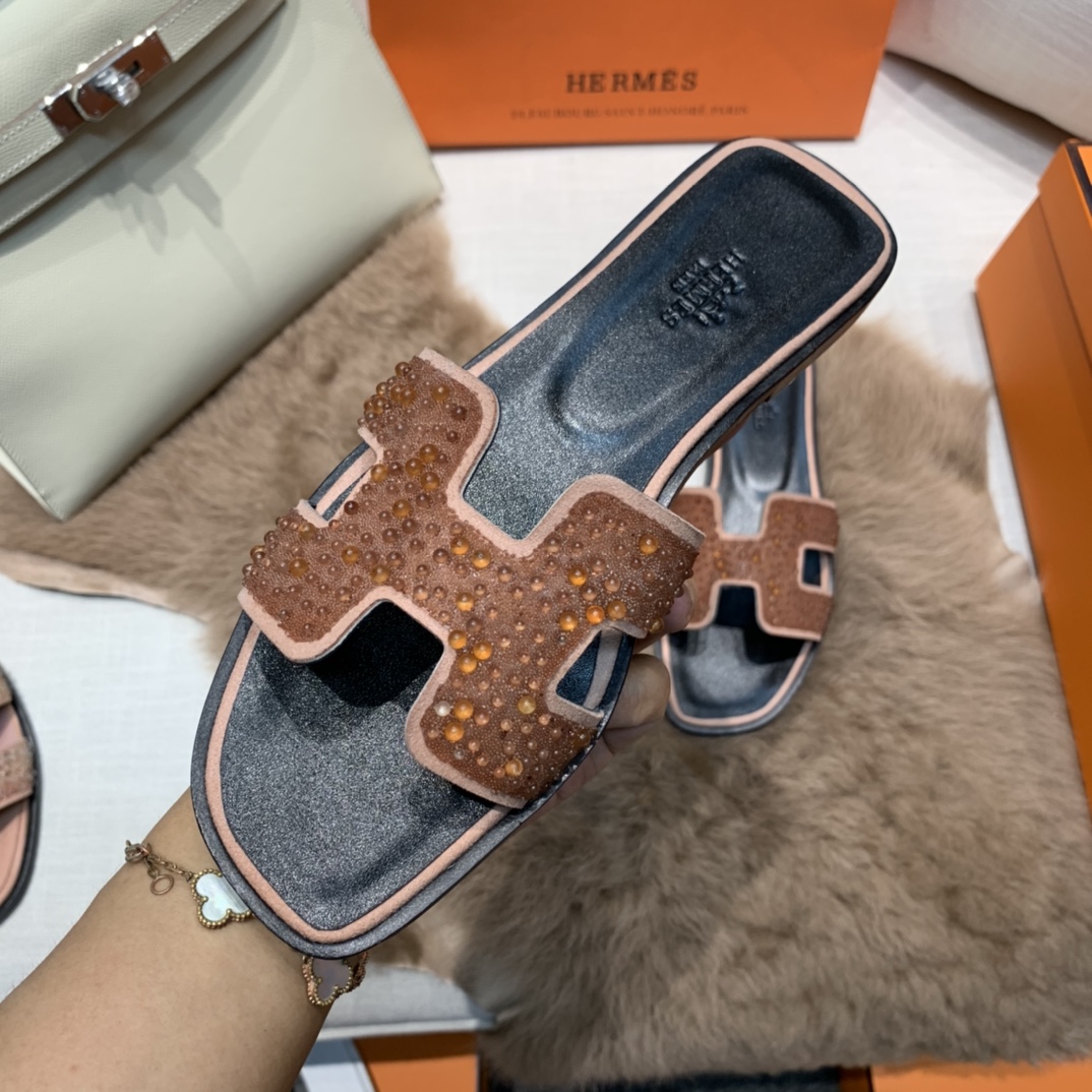 💰320 平底高跟都有☑ H拖2021新色来啦💕
全新改版（Hermès） 包装升级 版型做工材料升级
Hermes®🔴市场最高版本纯手工鞋✨✨          
顶级产品爱马仕拖鞋🐎          
——————————
2021早春新款原版购入， 师傅级纯手工打造 ！❥高端定制，行业最高版本 ❥鞋面：头层牛皮+订制级澳洲羊皮垫脚+真皮大底（追求顶级行走舒适度）🚦注意包装➰顶级专属盒 全套配齐（手提袋 布袋/2 丝巾 卡片等...）
原版品质 size：35-40（34.41.42定做不退换）