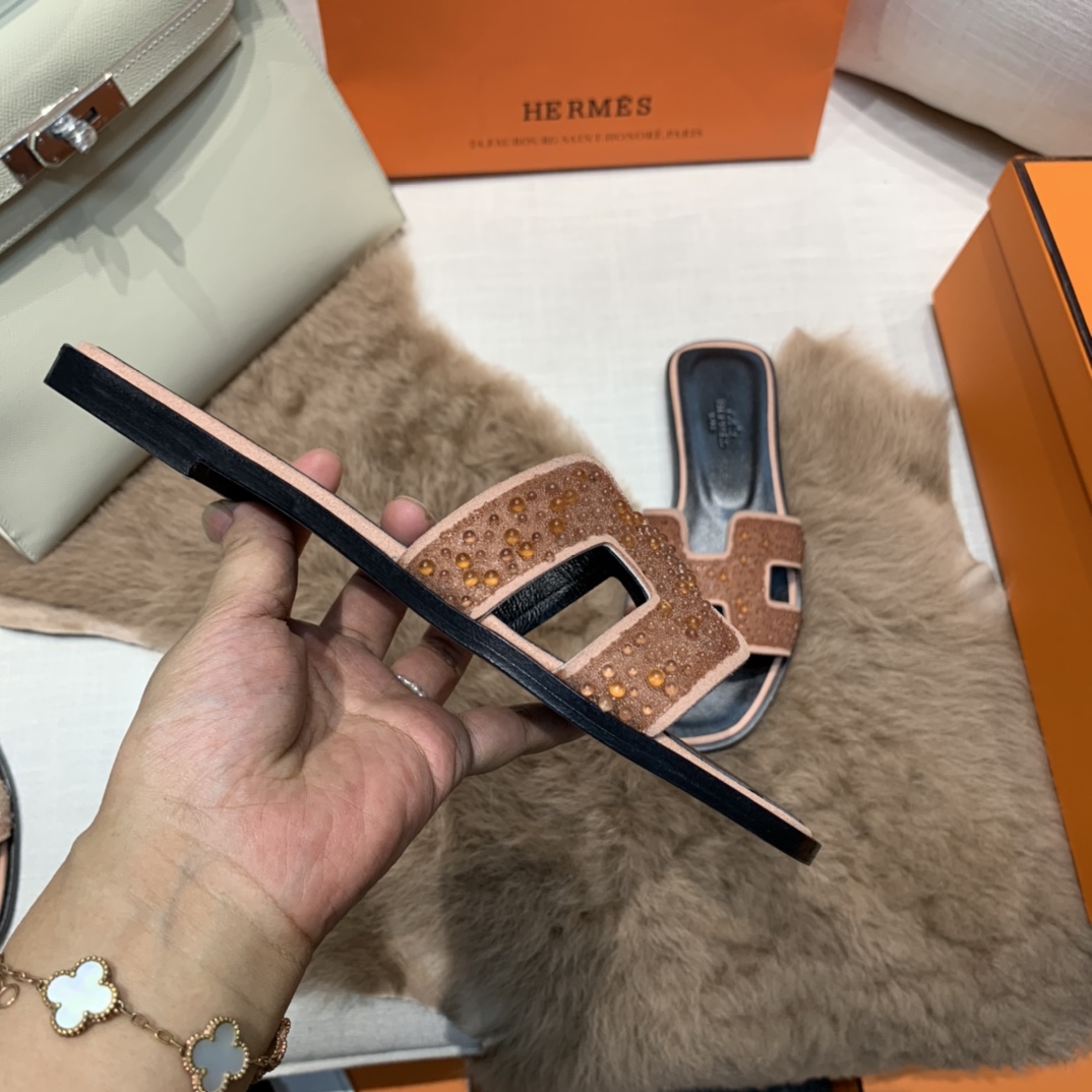 💰320 平底高跟都有☑ H拖2021新色来啦💕
全新改版（Hermès） 包装升级 版型做工材料升级
Hermes®🔴市场最高版本纯手工鞋✨✨          
顶级产品爱马仕拖鞋🐎          
——————————
2021早春新款原版购入， 师傅级纯手工打造 ！❥高端定制，行业最高版本 ❥鞋面：头层牛皮+订制级澳洲羊皮垫脚+真皮大底（追求顶级行走舒适度）🚦注意包装➰顶级专属盒 全套配齐（手提袋 布袋/2 丝巾 卡片等...）
原版品质 size：35-40（34.41.42定做不退换）