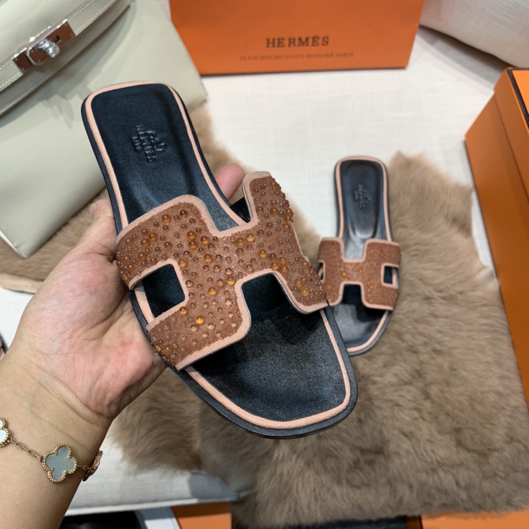 💰320 平底高跟都有☑ H拖2021新色来啦💕
全新改版（Hermès） 包装升级 版型做工材料升级
Hermes®🔴市场最高版本纯手工鞋✨✨          
顶级产品爱马仕拖鞋🐎          
——————————
2021早春新款原版购入， 师傅级纯手工打造 ！❥高端定制，行业最高版本 ❥鞋面：头层牛皮+订制级澳洲羊皮垫脚+真皮大底（追求顶级行走舒适度）🚦注意包装➰顶级专属盒 全套配齐（手提袋 布袋/2 丝巾 卡片等...）
原版品质 size：35-40（34.41.42定做不退换）
