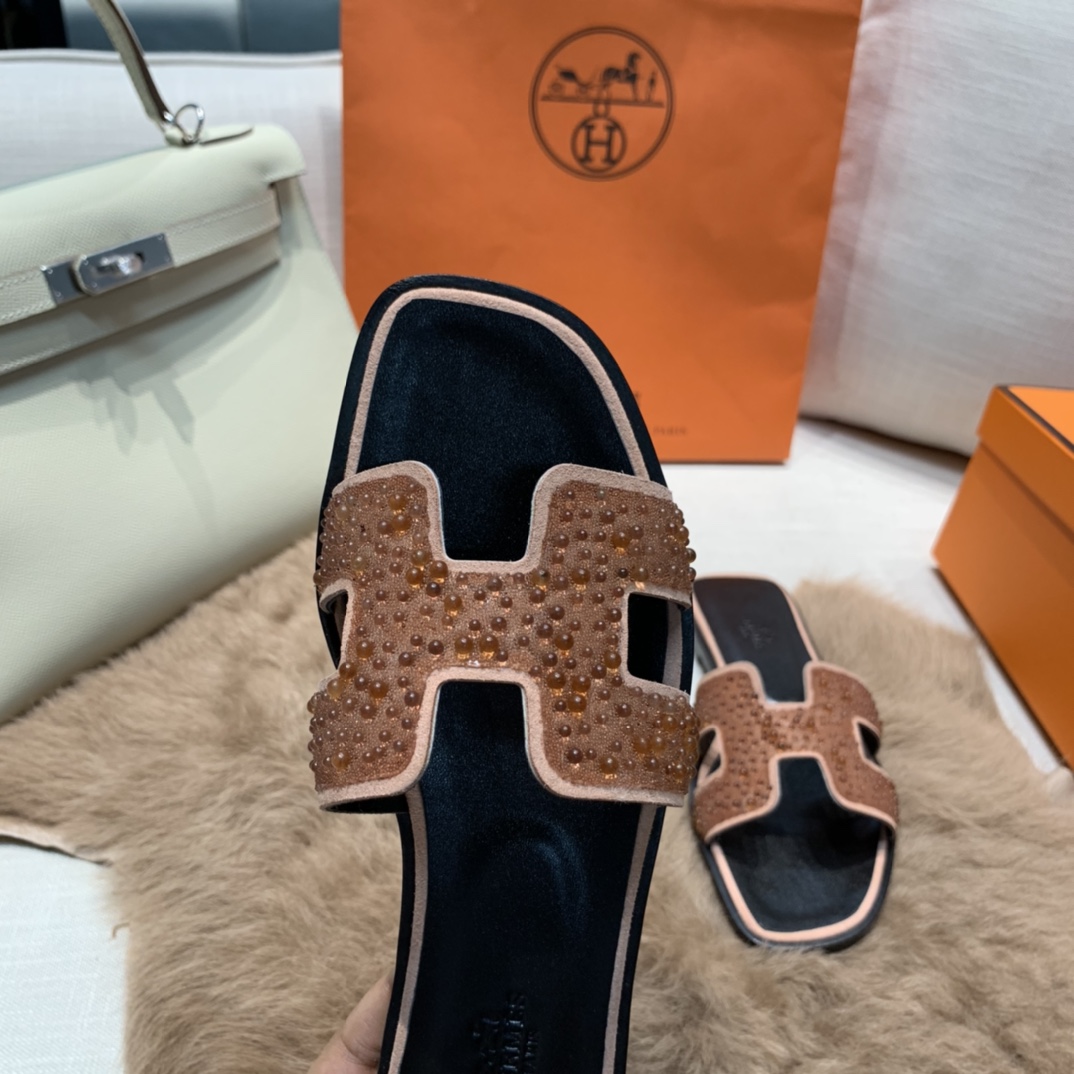 💰320 平底高跟都有☑ H拖2021新色来啦💕
全新改版（Hermès） 包装升级 版型做工材料升级
Hermes®🔴市场最高版本纯手工鞋✨✨          
顶级产品爱马仕拖鞋🐎          
——————————
2021早春新款原版购入， 师傅级纯手工打造 ！❥高端定制，行业最高版本 ❥鞋面：头层牛皮+订制级澳洲羊皮垫脚+真皮大底（追求顶级行走舒适度）🚦注意包装➰顶级专属盒 全套配齐（手提袋 布袋/2 丝巾 卡片等...）
原版品质 size：35-40（34.41.42定做不退换）