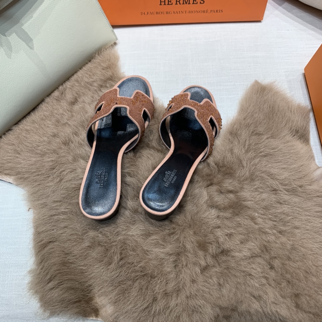 💰320 平底高跟都有☑ H拖2021新色来啦💕
全新改版（Hermès） 包装升级 版型做工材料升级
Hermes®🔴市场最高版本纯手工鞋✨✨          
顶级产品爱马仕拖鞋🐎          
——————————
2021早春新款原版购入， 师傅级纯手工打造 ！❥高端定制，行业最高版本 ❥鞋面：头层牛皮+订制级澳洲羊皮垫脚+真皮大底（追求顶级行走舒适度）🚦注意包装➰顶级专属盒 全套配齐（手提袋 布袋/2 丝巾 卡片等...）
原版品质 size：35-40（34.41.42定做不退换）