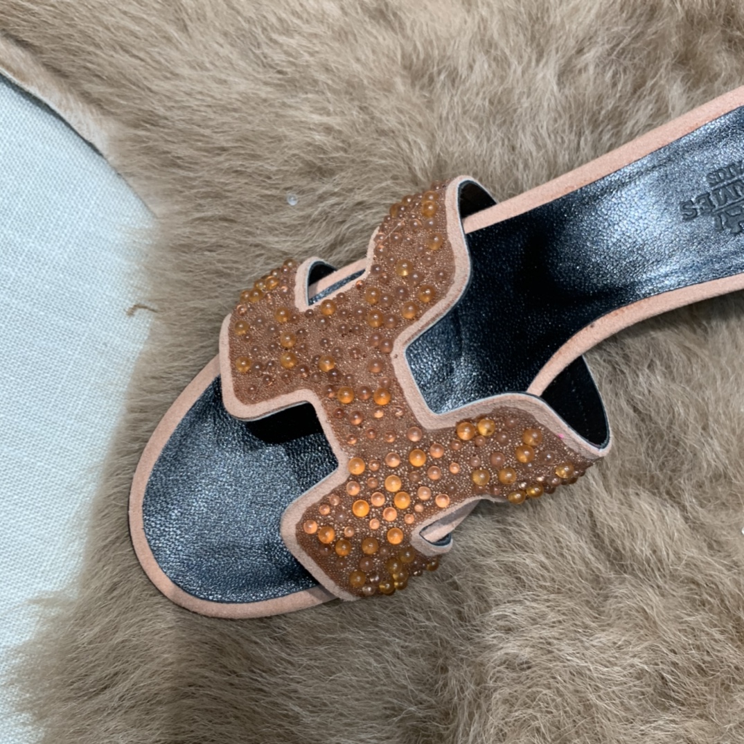 💰320 平底高跟都有☑ H拖2021新色来啦💕
全新改版（Hermès） 包装升级 版型做工材料升级
Hermes®🔴市场最高版本纯手工鞋✨✨          
顶级产品爱马仕拖鞋🐎          
——————————
2021早春新款原版购入， 师傅级纯手工打造 ！❥高端定制，行业最高版本 ❥鞋面：头层牛皮+订制级澳洲羊皮垫脚+真皮大底（追求顶级行走舒适度）🚦注意包装➰顶级专属盒 全套配齐（手提袋 布袋/2 丝巾 卡片等...）
原版品质 size：35-40（34.41.42定做不退换）
