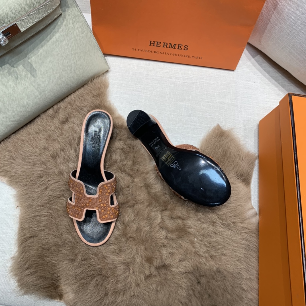 💰320 平底高跟都有☑ H拖2021新色来啦💕
全新改版（Hermès） 包装升级 版型做工材料升级
Hermes®🔴市场最高版本纯手工鞋✨✨          
顶级产品爱马仕拖鞋🐎          
——————————
2021早春新款原版购入， 师傅级纯手工打造 ！❥高端定制，行业最高版本 ❥鞋面：头层牛皮+订制级澳洲羊皮垫脚+真皮大底（追求顶级行走舒适度）🚦注意包装➰顶级专属盒 全套配齐（手提袋 布袋/2 丝巾 卡片等...）
原版品质 size：35-40（34.41.42定做不退换）