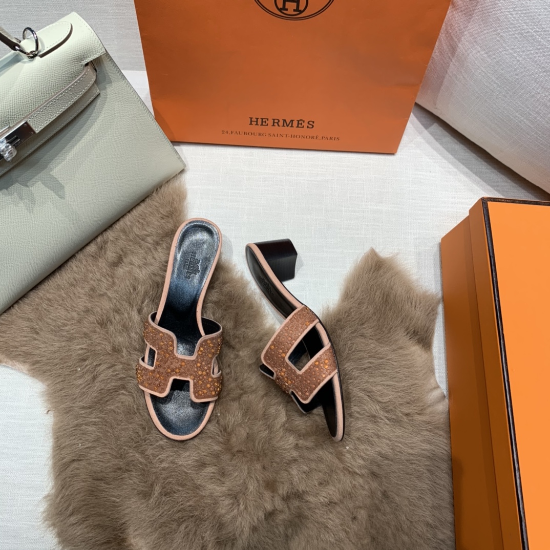 💰320 平底高跟都有☑ H拖2021新色来啦💕
全新改版（Hermès） 包装升级 版型做工材料升级
Hermes®🔴市场最高版本纯手工鞋✨✨          
顶级产品爱马仕拖鞋🐎          
——————————
2021早春新款原版购入， 师傅级纯手工打造 ！❥高端定制，行业最高版本 ❥鞋面：头层牛皮+订制级澳洲羊皮垫脚+真皮大底（追求顶级行走舒适度）🚦注意包装➰顶级专属盒 全套配齐（手提袋 布袋/2 丝巾 卡片等...）
原版品质 size：35-40（34.41.42定做不退换）