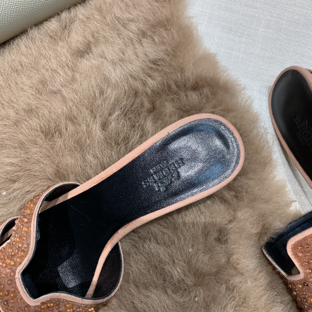 💰320 平底高跟都有☑ H拖2021新色来啦💕
全新改版（Hermès） 包装升级 版型做工材料升级
Hermes®🔴市场最高版本纯手工鞋✨✨          
顶级产品爱马仕拖鞋🐎          
——————————
2021早春新款原版购入， 师傅级纯手工打造 ！❥高端定制，行业最高版本 ❥鞋面：头层牛皮+订制级澳洲羊皮垫脚+真皮大底（追求顶级行走舒适度）🚦注意包装➰顶级专属盒 全套配齐（手提袋 布袋/2 丝巾 卡片等...）
原版品质 size：35-40（34.41.42定做不退换）