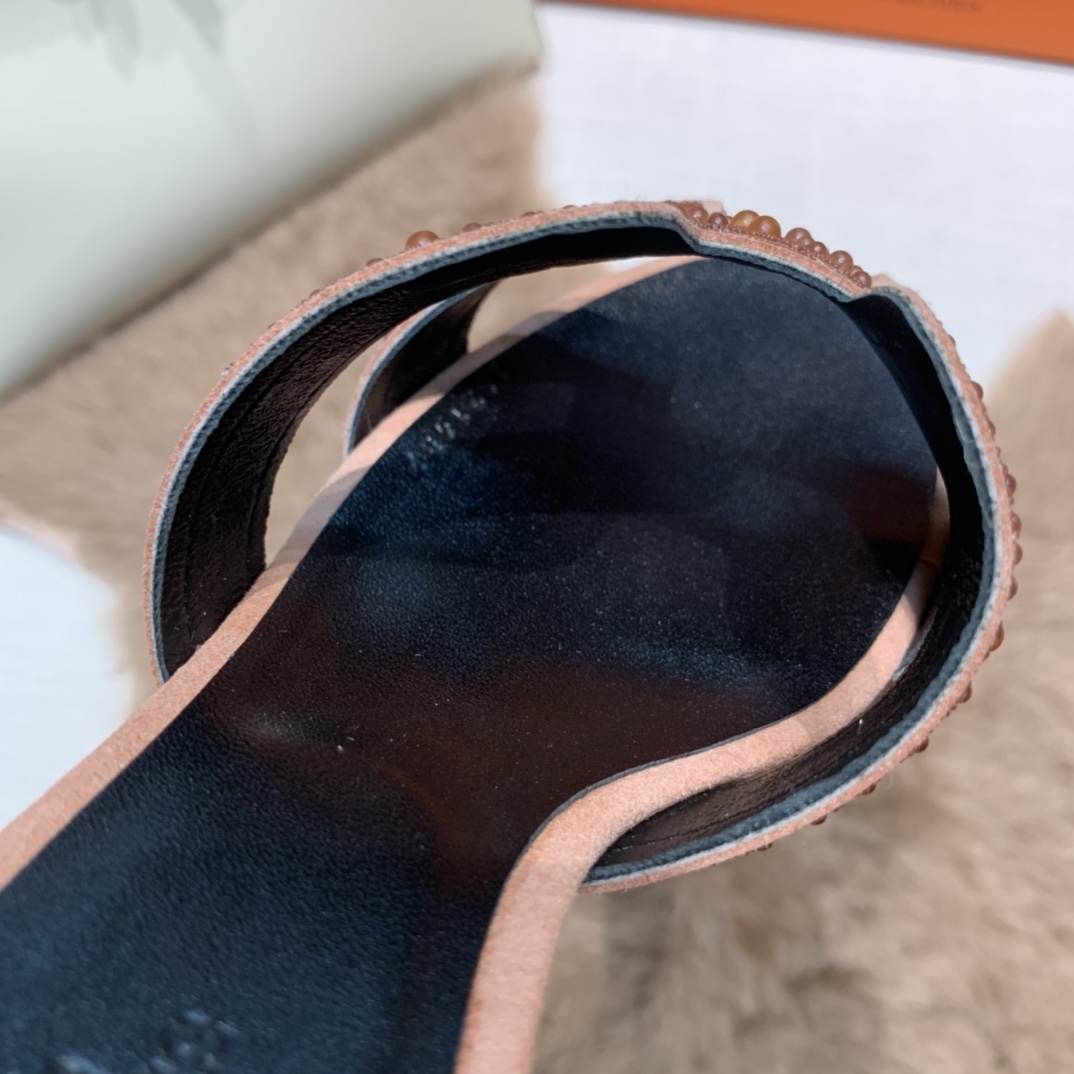 💰320 平底高跟都有☑ H拖2021新色来啦💕
全新改版（Hermès） 包装升级 版型做工材料升级
Hermes®🔴市场最高版本纯手工鞋✨✨          
顶级产品爱马仕拖鞋🐎          
——————————
2021早春新款原版购入， 师傅级纯手工打造 ！❥高端定制，行业最高版本 ❥鞋面：头层牛皮+订制级澳洲羊皮垫脚+真皮大底（追求顶级行走舒适度）🚦注意包装➰顶级专属盒 全套配齐（手提袋 布袋/2 丝巾 卡片等...）
原版品质 size：35-40（34.41.42定做不退换）