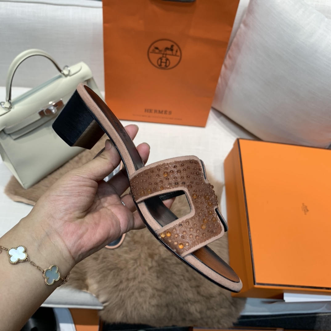 💰320 平底高跟都有☑ H拖2021新色来啦💕
全新改版（Hermès） 包装升级 版型做工材料升级
Hermes®🔴市场最高版本纯手工鞋✨✨          
顶级产品爱马仕拖鞋🐎          
——————————
2021早春新款原版购入， 师傅级纯手工打造 ！❥高端定制，行业最高版本 ❥鞋面：头层牛皮+订制级澳洲羊皮垫脚+真皮大底（追求顶级行走舒适度）🚦注意包装➰顶级专属盒 全套配齐（手提袋 布袋/2 丝巾 卡片等...）
原版品质 size：35-40（34.41.42定做不退换）