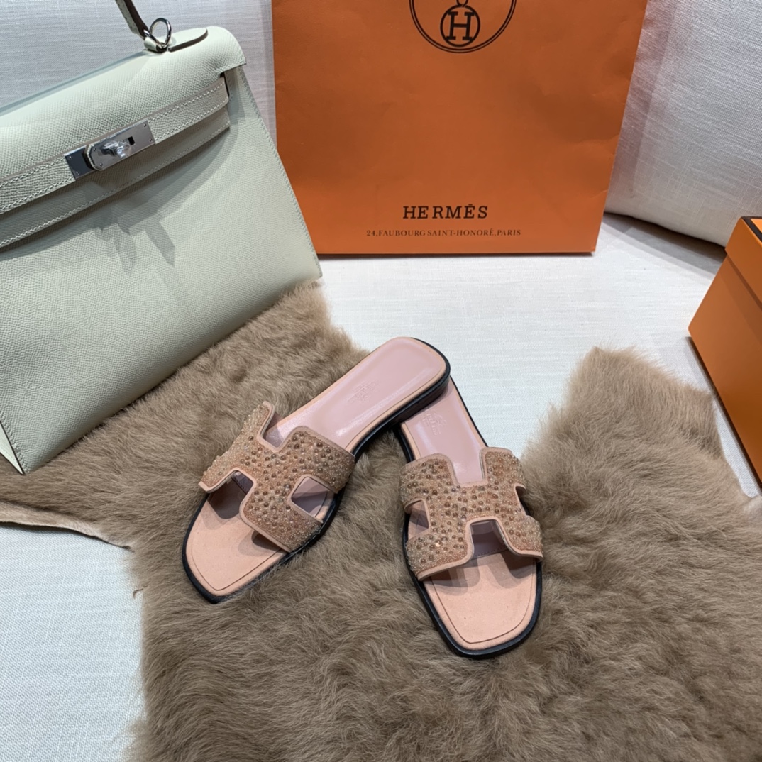 💰320 平底高跟都有☑ H拖2021新色来啦💕
全新改版（Hermès） 包装升级 版型做工材料升级
Hermes®🔴市场最高版本纯手工鞋✨✨          
顶级产品爱马仕拖鞋🐎          
——————————
2021早春新款原版购入， 师傅级纯手工打造 ！❥高端定制，行业最高版本 ❥鞋面：头层牛皮+订制级澳洲羊皮垫脚+真皮大底（追求顶级行走舒适度）🚦注意包装➰顶级专属盒 全套配齐（手提袋 布袋/2 丝巾 卡片等...）
原版品质 size：35-40（34.41.42定做不退换）