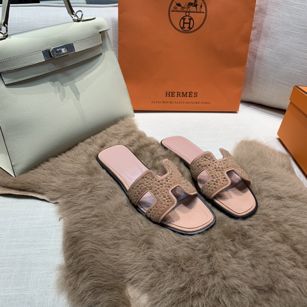 💰320 平底高跟都有☑ H拖2021新色来啦💕
全新改版（Hermès） 包装升级 版型做工材料升级
Hermes®🔴市场最高版本纯手工鞋✨✨          
顶级产品爱马仕拖鞋🐎          
——————————
2021早春新款原版购入， 师傅级纯手工打造 ！❥高端定制，行业最高版本 ❥鞋面：头层牛皮+订制级澳洲羊皮垫脚+真皮大底（追求顶级行走舒适度）🚦注意包装➰顶级专属盒 全套配齐（手提袋 布袋/2 丝巾 卡片等...）
原版品质 size：35-40（34.41.42定做不退换）
