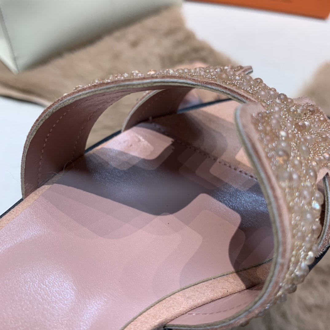 💰320 平底高跟都有☑ H拖2021新色来啦💕
全新改版（Hermès） 包装升级 版型做工材料升级
Hermes®🔴市场最高版本纯手工鞋✨✨          
顶级产品爱马仕拖鞋🐎          
——————————
2021早春新款原版购入， 师傅级纯手工打造 ！❥高端定制，行业最高版本 ❥鞋面：头层牛皮+订制级澳洲羊皮垫脚+真皮大底（追求顶级行走舒适度）🚦注意包装➰顶级专属盒 全套配齐（手提袋 布袋/2 丝巾 卡片等...）
原版品质 size：35-40（34.41.42定做不退换）