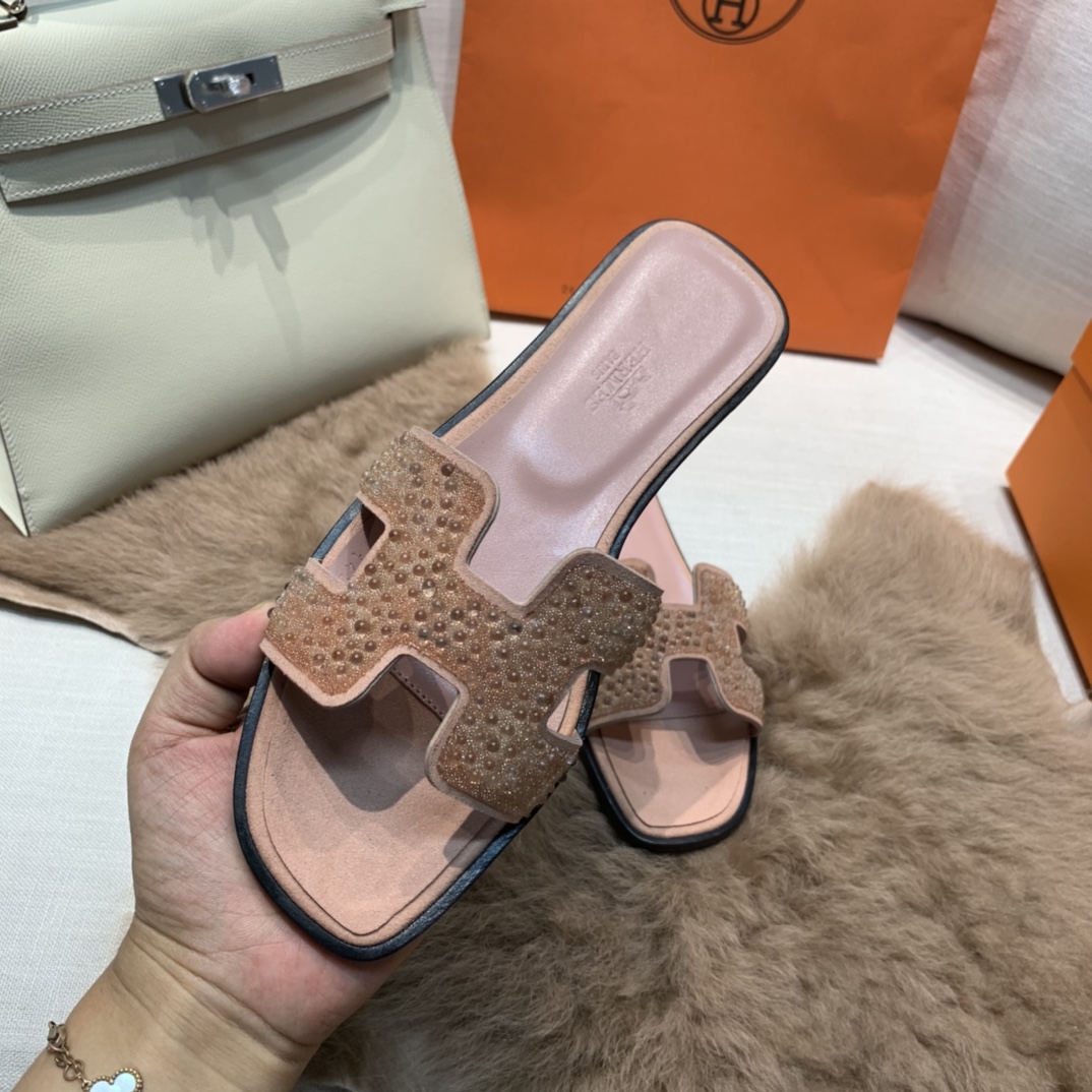 💰320 平底高跟都有☑ H拖2021新色来啦💕
全新改版（Hermès） 包装升级 版型做工材料升级
Hermes®🔴市场最高版本纯手工鞋✨✨          
顶级产品爱马仕拖鞋🐎          
——————————
2021早春新款原版购入， 师傅级纯手工打造 ！❥高端定制，行业最高版本 ❥鞋面：头层牛皮+订制级澳洲羊皮垫脚+真皮大底（追求顶级行走舒适度）🚦注意包装➰顶级专属盒 全套配齐（手提袋 布袋/2 丝巾 卡片等...）
原版品质 size：35-40（34.41.42定做不退换）