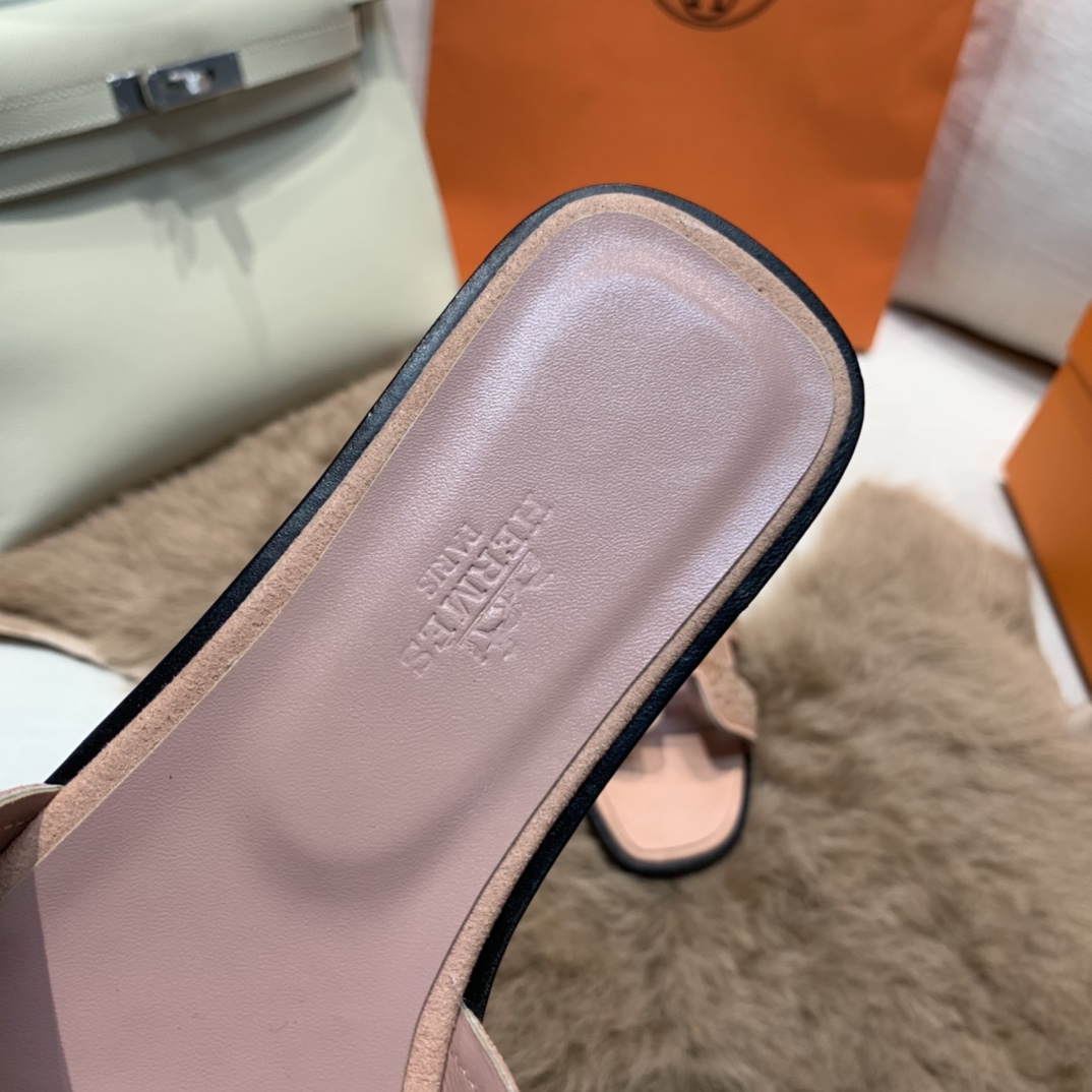 💰320 平底高跟都有☑ H拖2021新色来啦💕
全新改版（Hermès） 包装升级 版型做工材料升级
Hermes®🔴市场最高版本纯手工鞋✨✨          
顶级产品爱马仕拖鞋🐎          
——————————
2021早春新款原版购入， 师傅级纯手工打造 ！❥高端定制，行业最高版本 ❥鞋面：头层牛皮+订制级澳洲羊皮垫脚+真皮大底（追求顶级行走舒适度）🚦注意包装➰顶级专属盒 全套配齐（手提袋 布袋/2 丝巾 卡片等...）
原版品质 size：35-40（34.41.42定做不退换）