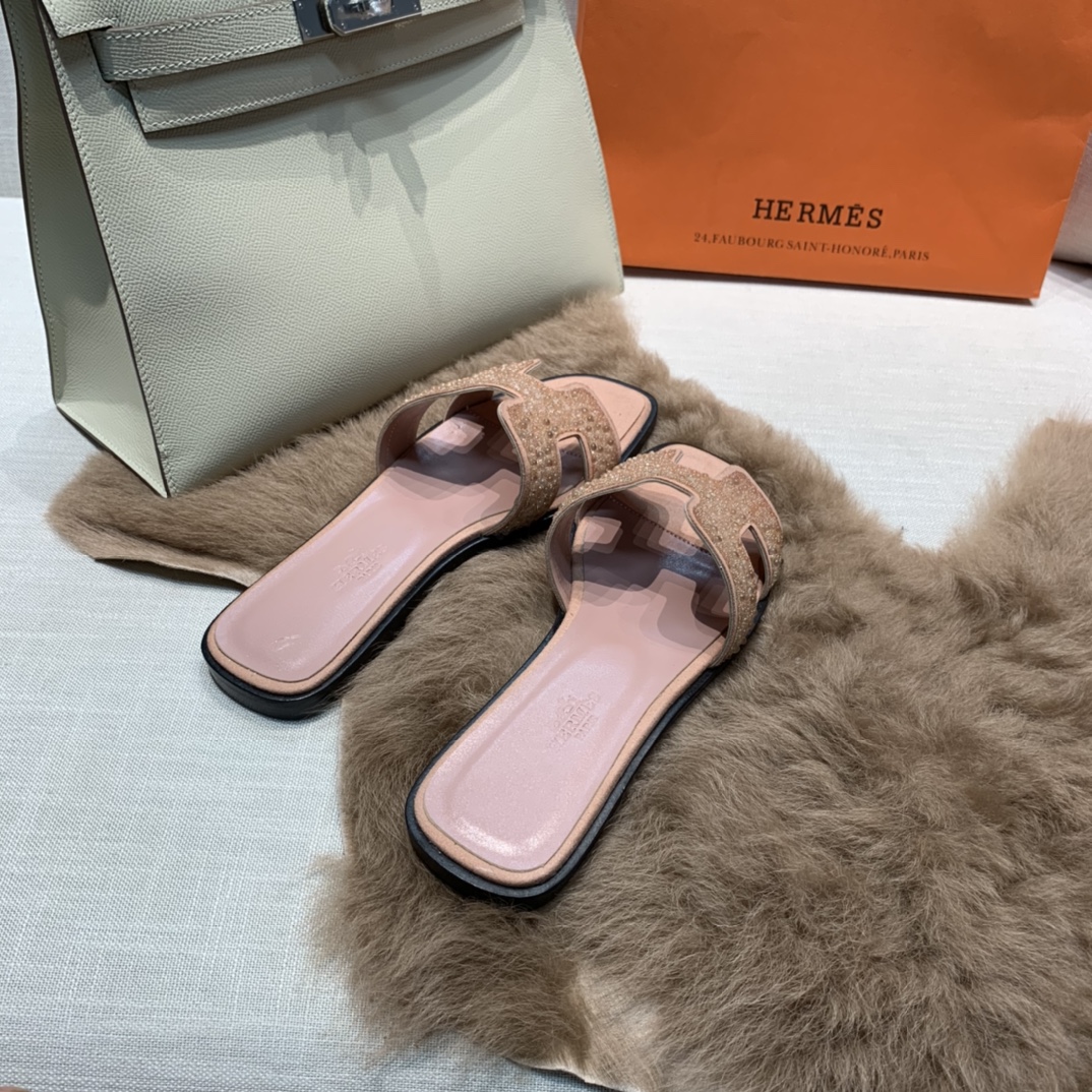 💰320 平底高跟都有☑ H拖2021新色来啦💕
全新改版（Hermès） 包装升级 版型做工材料升级
Hermes®🔴市场最高版本纯手工鞋✨✨          
顶级产品爱马仕拖鞋🐎          
——————————
2021早春新款原版购入， 师傅级纯手工打造 ！❥高端定制，行业最高版本 ❥鞋面：头层牛皮+订制级澳洲羊皮垫脚+真皮大底（追求顶级行走舒适度）🚦注意包装➰顶级专属盒 全套配齐（手提袋 布袋/2 丝巾 卡片等...）
原版品质 size：35-40（34.41.42定做不退换）