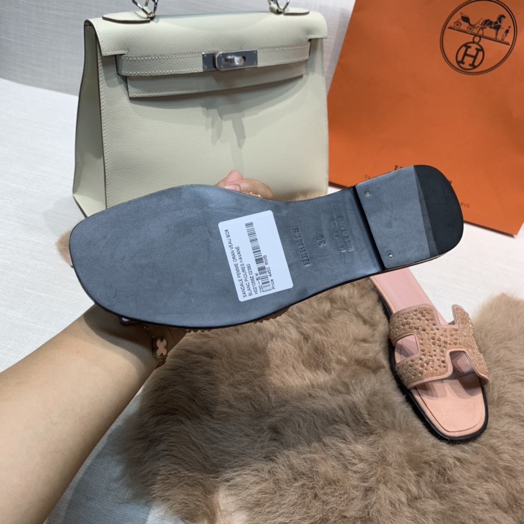 💰320 平底高跟都有☑ H拖2021新色来啦💕
全新改版（Hermès） 包装升级 版型做工材料升级
Hermes®🔴市场最高版本纯手工鞋✨✨          
顶级产品爱马仕拖鞋🐎          
——————————
2021早春新款原版购入， 师傅级纯手工打造 ！❥高端定制，行业最高版本 ❥鞋面：头层牛皮+订制级澳洲羊皮垫脚+真皮大底（追求顶级行走舒适度）🚦注意包装➰顶级专属盒 全套配齐（手提袋 布袋/2 丝巾 卡片等...）
原版品质 size：35-40（34.41.42定做不退换）