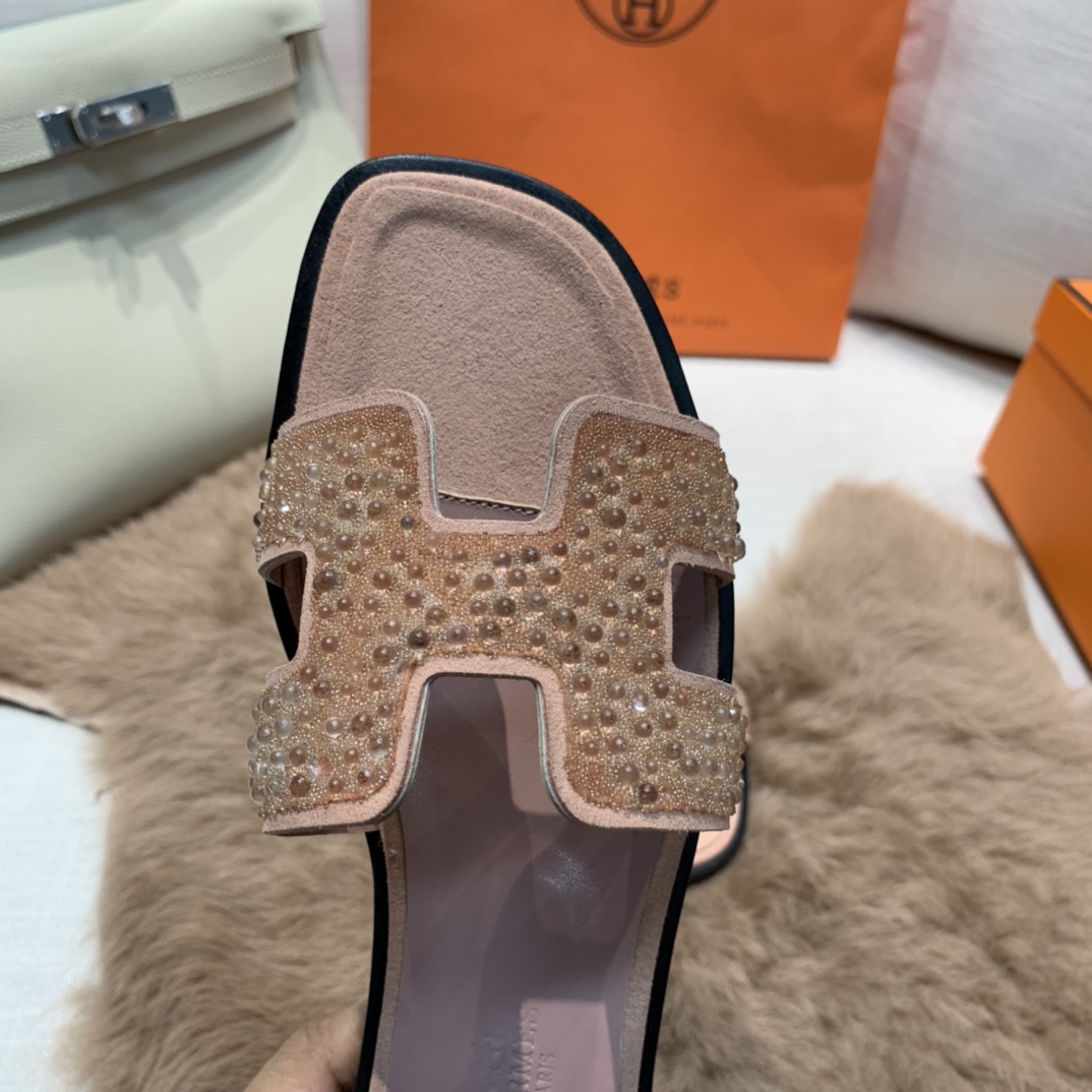 💰320 平底高跟都有☑ H拖2021新色来啦💕
全新改版（Hermès） 包装升级 版型做工材料升级
Hermes®🔴市场最高版本纯手工鞋✨✨          
顶级产品爱马仕拖鞋🐎          
——————————
2021早春新款原版购入， 师傅级纯手工打造 ！❥高端定制，行业最高版本 ❥鞋面：头层牛皮+订制级澳洲羊皮垫脚+真皮大底（追求顶级行走舒适度）🚦注意包装➰顶级专属盒 全套配齐（手提袋 布袋/2 丝巾 卡片等...）
原版品质 size：35-40（34.41.42定做不退换）