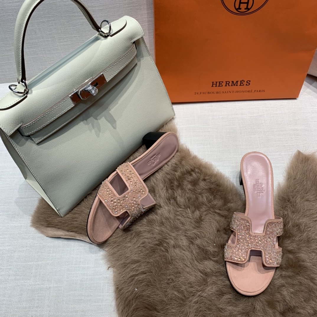 💰320 平底高跟都有☑ H拖2021新色来啦💕
全新改版（Hermès） 包装升级 版型做工材料升级
Hermes®🔴市场最高版本纯手工鞋✨✨          
顶级产品爱马仕拖鞋🐎          
——————————
2021早春新款原版购入， 师傅级纯手工打造 ！❥高端定制，行业最高版本 ❥鞋面：头层牛皮+订制级澳洲羊皮垫脚+真皮大底（追求顶级行走舒适度）🚦注意包装➰顶级专属盒 全套配齐（手提袋 布袋/2 丝巾 卡片等...）
原版品质 size：35-40（34.41.42定做不退换）