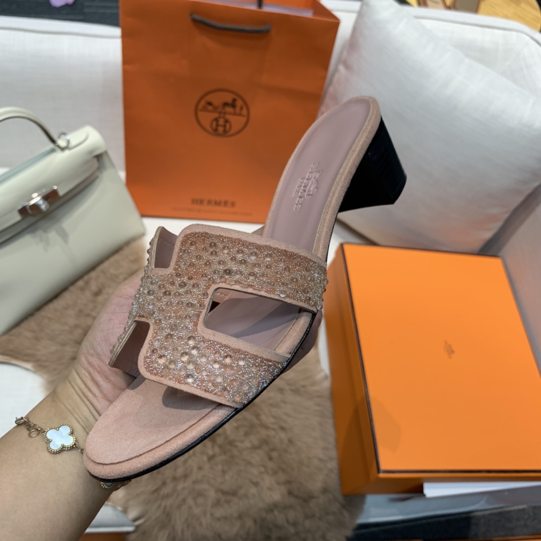 💰320 平底高跟都有☑ H拖2021新色来啦💕
全新改版（Hermès） 包装升级 版型做工材料升级
Hermes®🔴市场最高版本纯手工鞋✨✨          
顶级产品爱马仕拖鞋🐎          
——————————
2021早春新款原版购入， 师傅级纯手工打造 ！❥高端定制，行业最高版本 ❥鞋面：头层牛皮+订制级澳洲羊皮垫脚+真皮大底（追求顶级行走舒适度）🚦注意包装➰顶级专属盒 全套配齐（手提袋 布袋/2 丝巾 卡片等...）
原版品质 size：35-40（34.41.42定做不退换）
