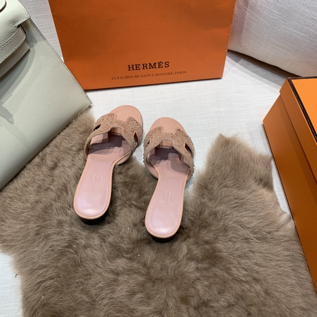 💰320 平底高跟都有☑ H拖2021新色来啦💕
全新改版（Hermès） 包装升级 版型做工材料升级
Hermes®🔴市场最高版本纯手工鞋✨✨          
顶级产品爱马仕拖鞋🐎          
——————————
2021早春新款原版购入， 师傅级纯手工打造 ！❥高端定制，行业最高版本 ❥鞋面：头层牛皮+订制级澳洲羊皮垫脚+真皮大底（追求顶级行走舒适度）🚦注意包装➰顶级专属盒 全套配齐（手提袋 布袋/2 丝巾 卡片等...）
原版品质 size：35-40（34.41.42定做不退换）