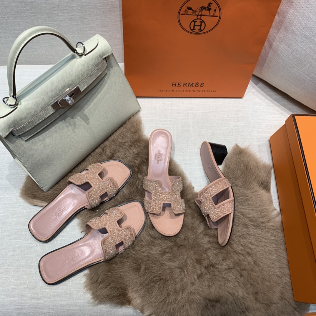 💰320 平底高跟都有☑ H拖2021新色来啦💕
全新改版（Hermès） 包装升级 版型做工材料升级
Hermes®🔴市场最高版本纯手工鞋✨✨          
顶级产品爱马仕拖鞋🐎          
——————————
2021早春新款原版购入， 师傅级纯手工打造 ！❥高端定制，行业最高版本 ❥鞋面：头层牛皮+订制级澳洲羊皮垫脚+真皮大底（追求顶级行走舒适度）🚦注意包装➰顶级专属盒 全套配齐（手提袋 布袋/2 丝巾 卡片等...）
原版品质 size：35-40（34.41.42定做不退换）