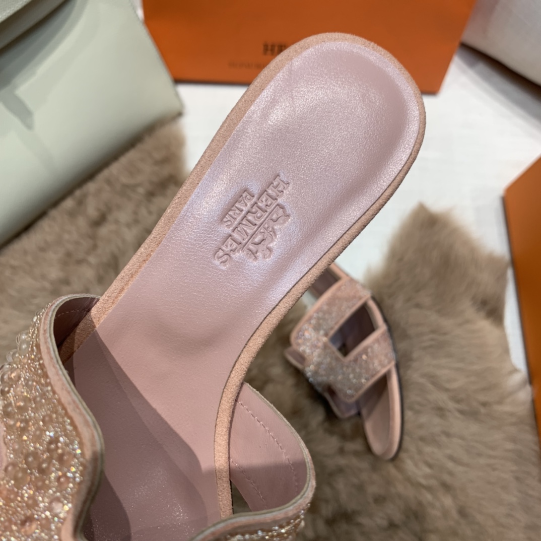 💰320 平底高跟都有☑ H拖2021新色来啦💕
全新改版（Hermès） 包装升级 版型做工材料升级
Hermes®🔴市场最高版本纯手工鞋✨✨          
顶级产品爱马仕拖鞋🐎          
——————————
2021早春新款原版购入， 师傅级纯手工打造 ！❥高端定制，行业最高版本 ❥鞋面：头层牛皮+订制级澳洲羊皮垫脚+真皮大底（追求顶级行走舒适度）🚦注意包装➰顶级专属盒 全套配齐（手提袋 布袋/2 丝巾 卡片等...）
原版品质 size：35-40（34.41.42定做不退换）