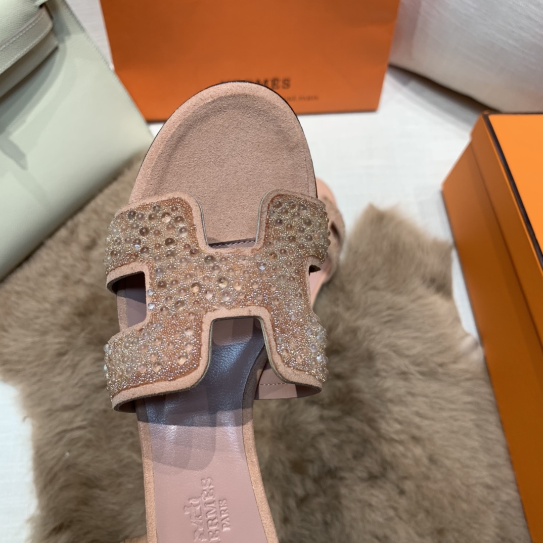 💰320 平底高跟都有☑ H拖2021新色来啦💕
全新改版（Hermès） 包装升级 版型做工材料升级
Hermes®🔴市场最高版本纯手工鞋✨✨          
顶级产品爱马仕拖鞋🐎          
——————————
2021早春新款原版购入， 师傅级纯手工打造 ！❥高端定制，行业最高版本 ❥鞋面：头层牛皮+订制级澳洲羊皮垫脚+真皮大底（追求顶级行走舒适度）🚦注意包装➰顶级专属盒 全套配齐（手提袋 布袋/2 丝巾 卡片等...）
原版品质 size：35-40（34.41.42定做不退换）