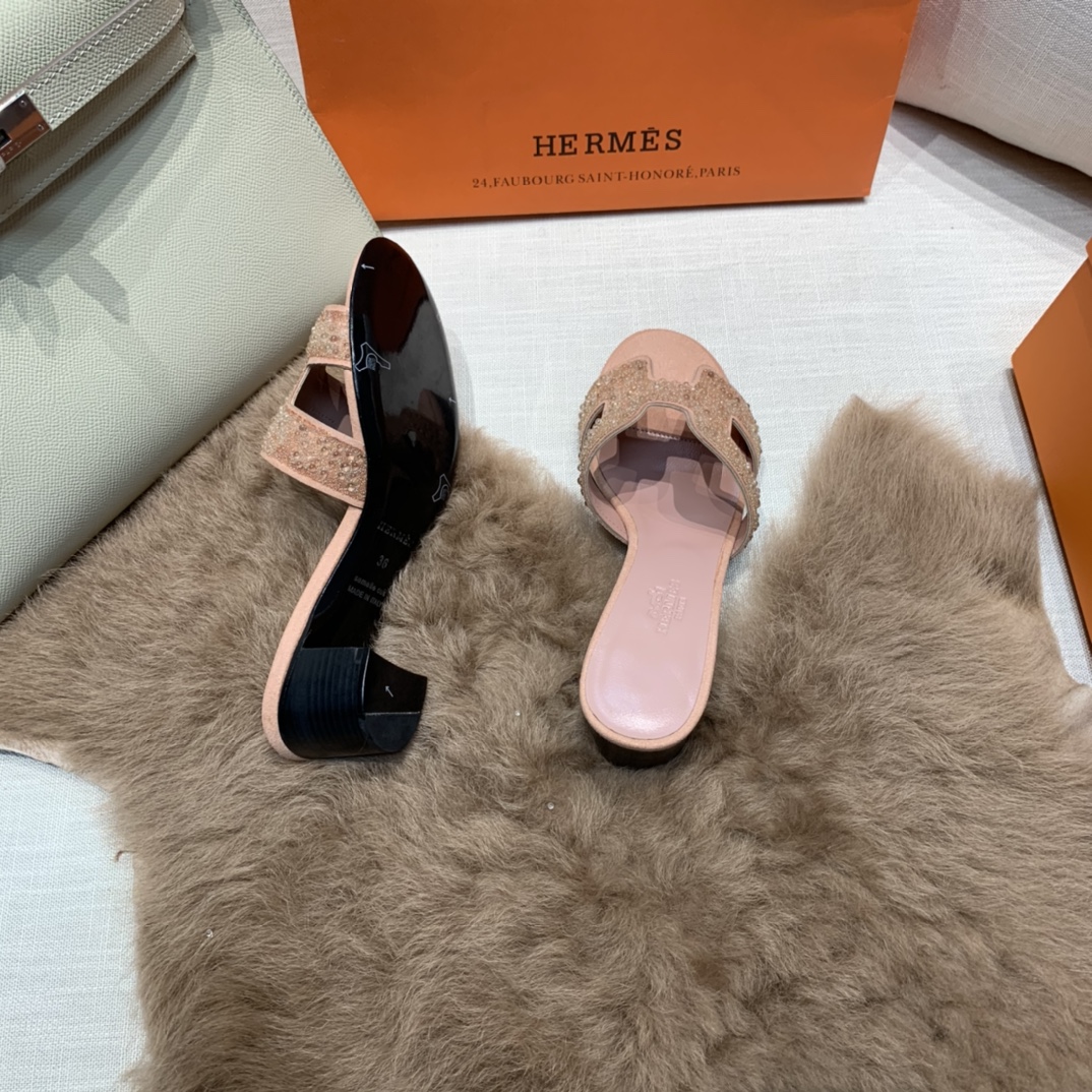 💰320 平底高跟都有☑ H拖2021新色来啦💕
全新改版（Hermès） 包装升级 版型做工材料升级
Hermes®🔴市场最高版本纯手工鞋✨✨          
顶级产品爱马仕拖鞋🐎          
——————————
2021早春新款原版购入， 师傅级纯手工打造 ！❥高端定制，行业最高版本 ❥鞋面：头层牛皮+订制级澳洲羊皮垫脚+真皮大底（追求顶级行走舒适度）🚦注意包装➰顶级专属盒 全套配齐（手提袋 布袋/2 丝巾 卡片等...）
原版品质 size：35-40（34.41.42定做不退换）