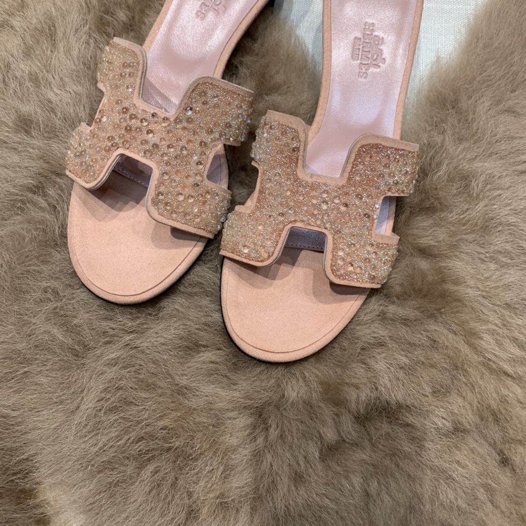 💰320 平底高跟都有☑ H拖2021新色来啦💕
全新改版（Hermès） 包装升级 版型做工材料升级
Hermes®🔴市场最高版本纯手工鞋✨✨          
顶级产品爱马仕拖鞋🐎          
——————————
2021早春新款原版购入， 师傅级纯手工打造 ！❥高端定制，行业最高版本 ❥鞋面：头层牛皮+订制级澳洲羊皮垫脚+真皮大底（追求顶级行走舒适度）🚦注意包装➰顶级专属盒 全套配齐（手提袋 布袋/2 丝巾 卡片等...）
原版品质 size：35-40（34.41.42定做不退换）