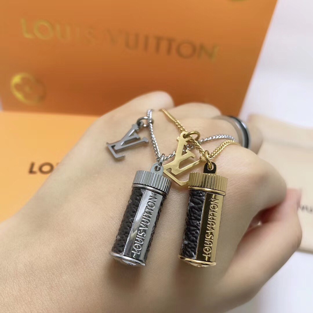 NO:103544,LV perfume bottle necklace, a pendant that can twist the bottle cover to hold perfume. Style, white gold, gold, same version of counter, high version, spot, Lv necklace, louis vuitton, necklace, gold19860909LV 香水瓶项链 可扭动瓶盖子装香水的吊坠 款式白金色 黄金色 专柜同版 高版本 现货,Lv项链,louis vuitton,necklace,gold,Jewelry
