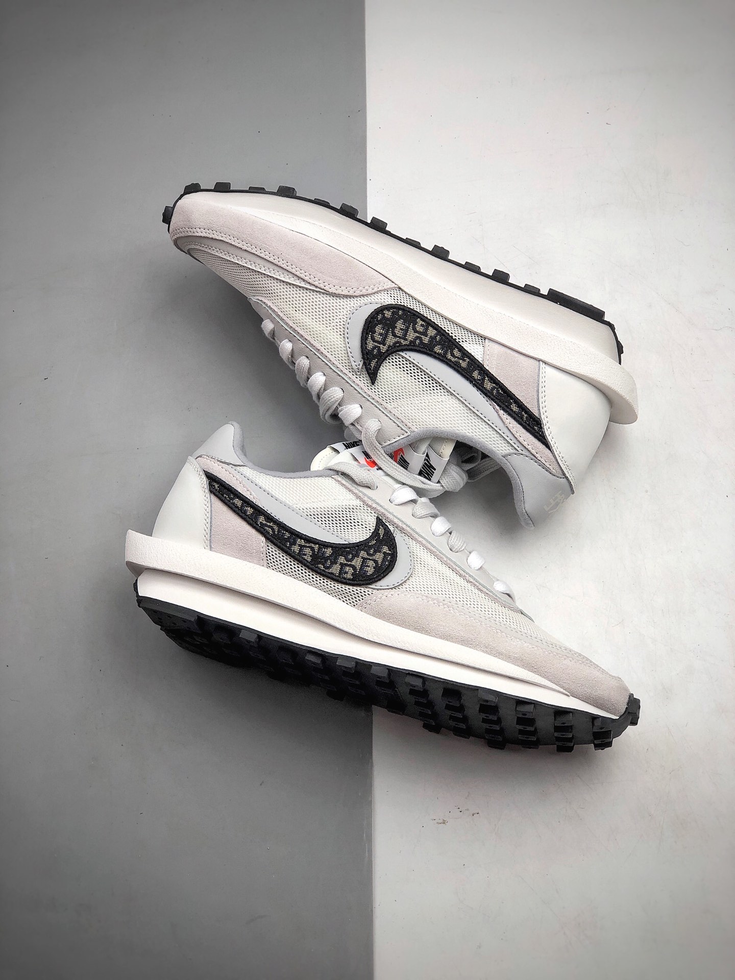 280 Sacai x Nike LVD Waffle Daybreak 联名解构走秀款高端跑鞋  Sacai x Dior重磅合作联名款 货号：CN8898-002