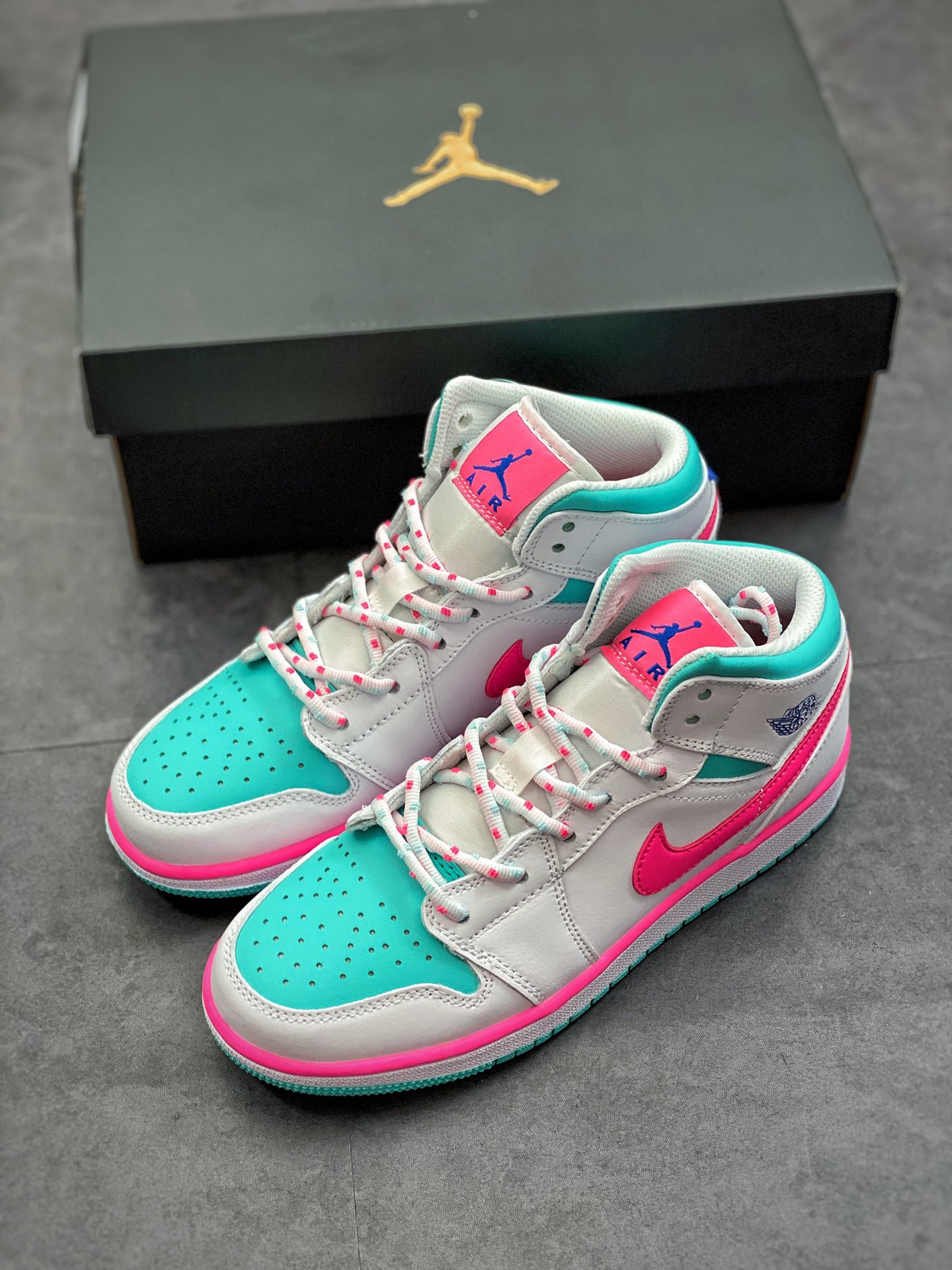 240 公司级 新南海岸 白蓝粉色 水月粉色 Air Jordan 1 Mid GS “Digital Pink” 货号：555112-102