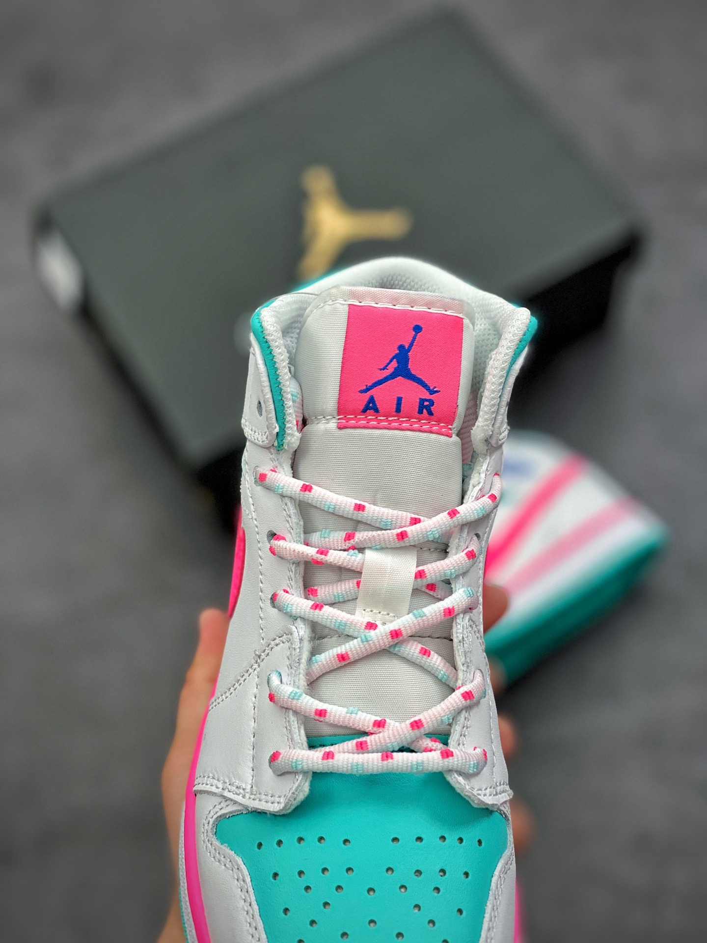 240 公司级 新南海岸 白蓝粉色 水月粉色 Air Jordan 1 Mid GS “Digital Pink” 货号：555112-102