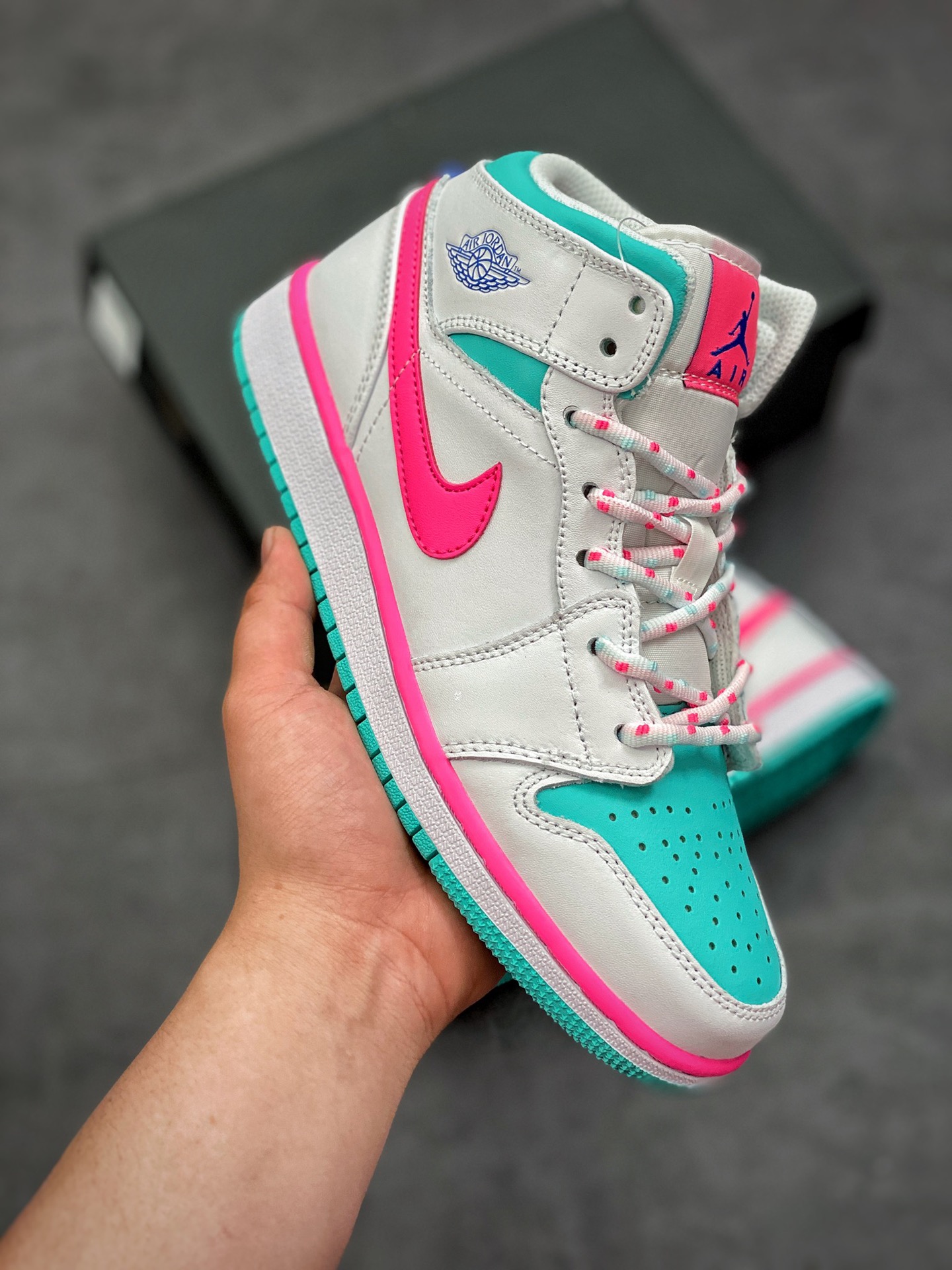 240 公司级 新南海岸 白蓝粉色 水月粉色 Air Jordan 1 Mid GS “Digital Pink” 货号：555112-102