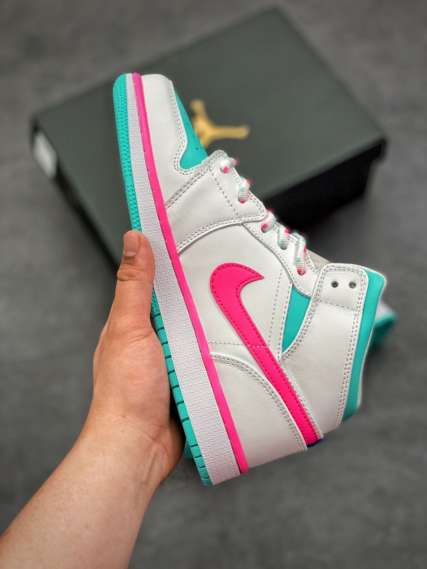 240 公司级 新南海岸 白蓝粉色 水月粉色 Air Jordan 1 Mid GS “Digital Pink” 货号：555112-102