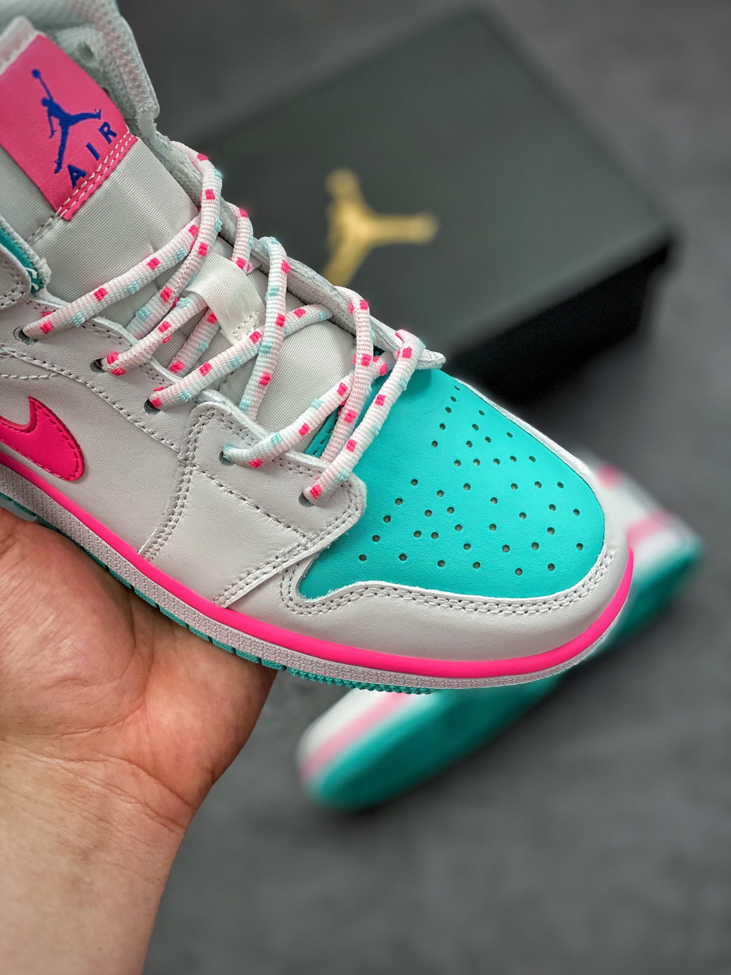 240 公司级 新南海岸 白蓝粉色 水月粉色 Air Jordan 1 Mid GS “Digital Pink” 货号：555112-102