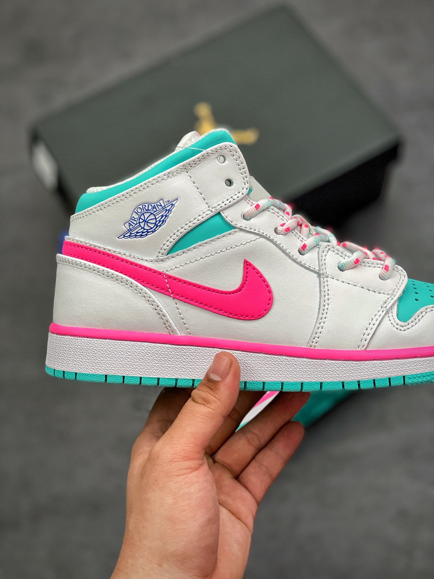 240 公司级 新南海岸 白蓝粉色 水月粉色 Air Jordan 1 Mid GS “Digital Pink” 货号：555112-102