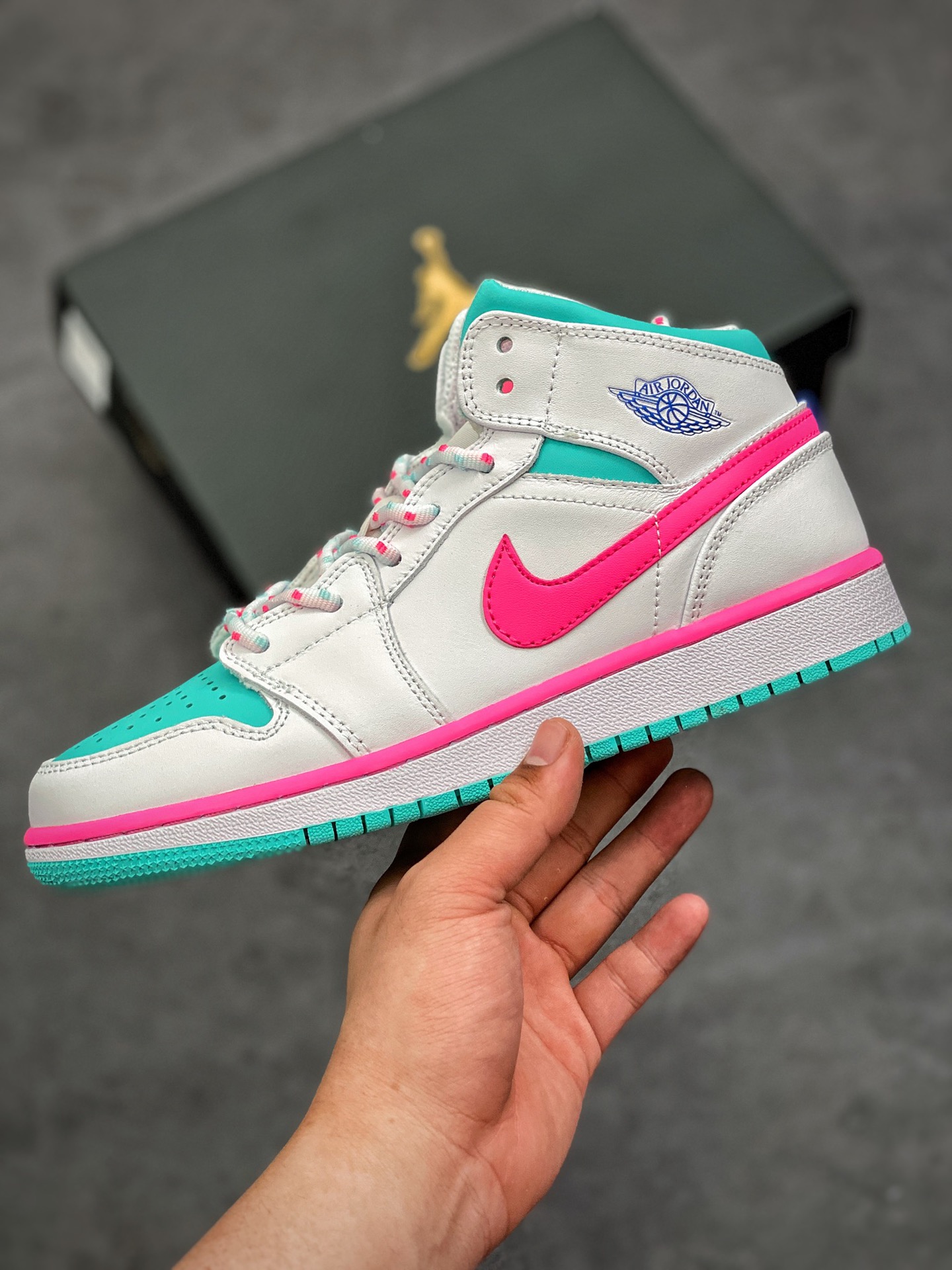 240 公司级 新南海岸 白蓝粉色 水月粉色 Air Jordan 1 Mid GS “Digital Pink” 货号：555112-102