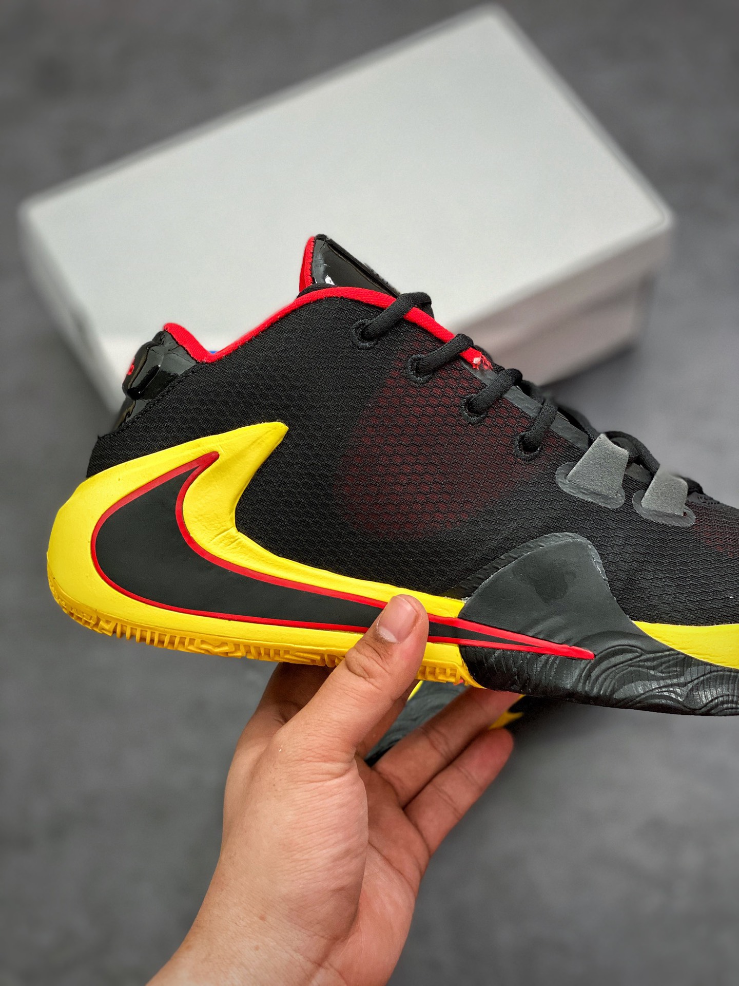 210 耐克 Nike Zoom Freak 1 一代字母哥签名双气垫低帮休闲运动篮球鞋货号：BQ5422-003