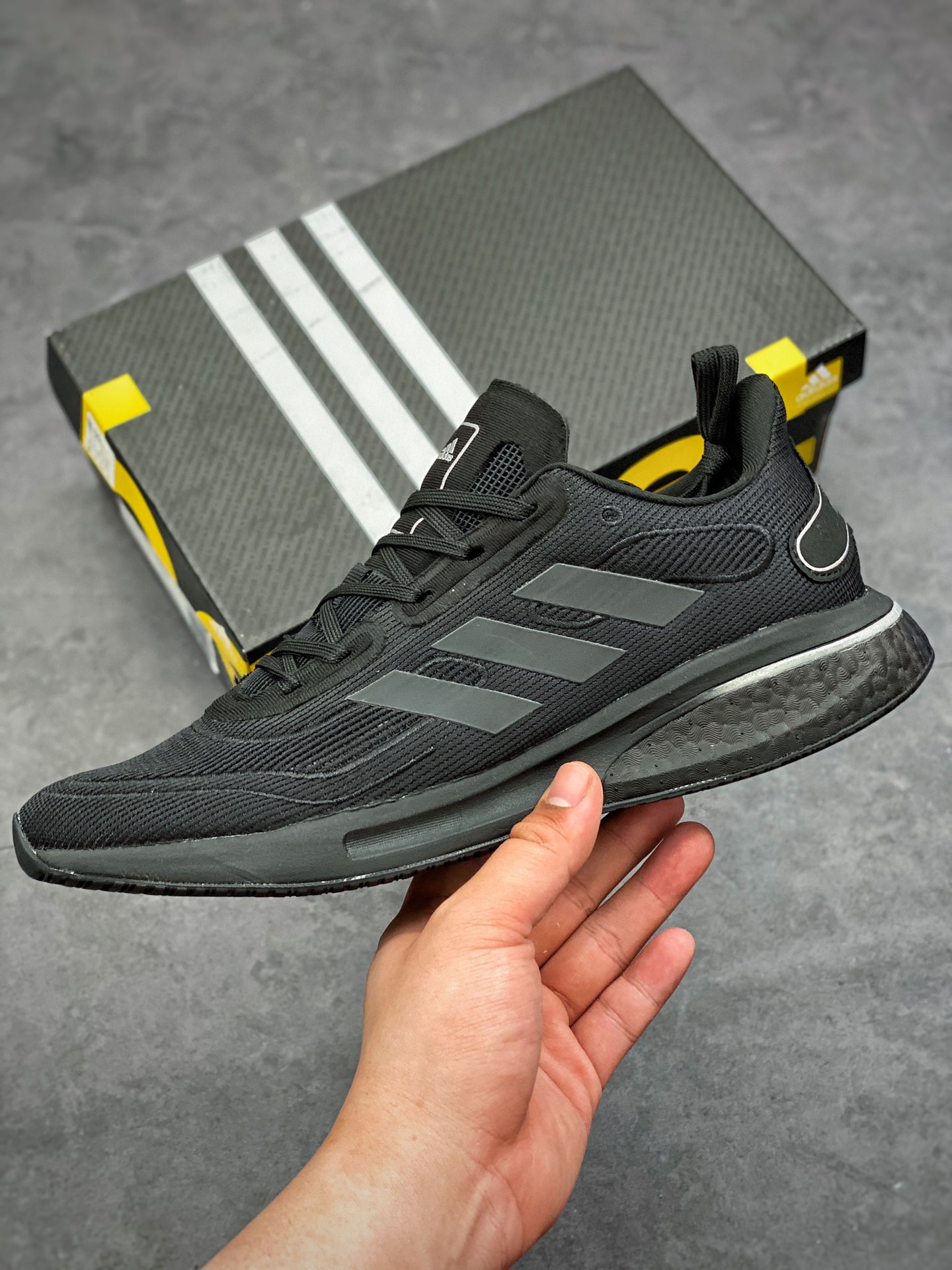 210 阿迪达斯Adidas Supernova Boost 2020 M超新星系列低帮轻量透气休闲运动鞋货号：FX8332