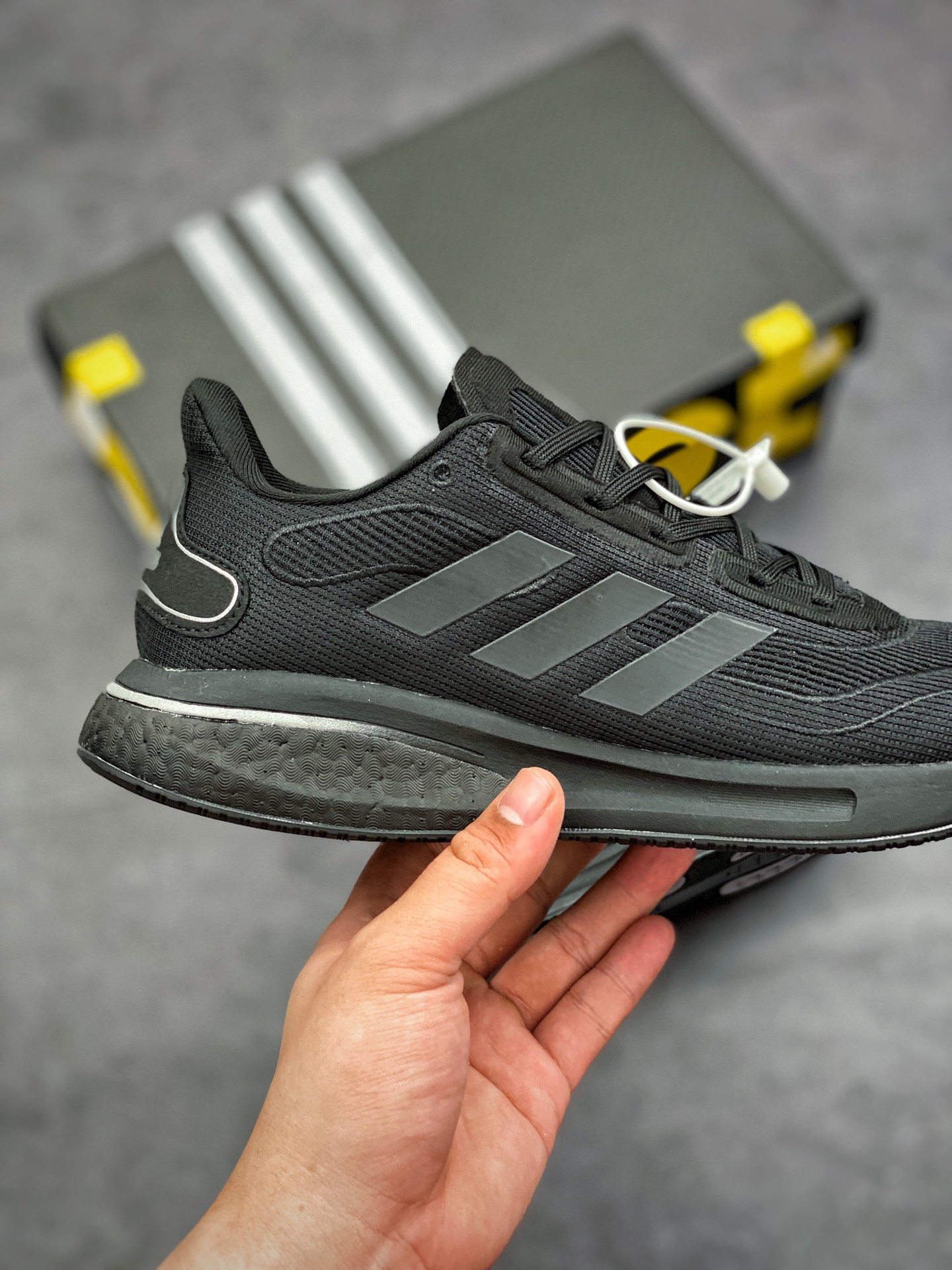 210 阿迪达斯Adidas Supernova Boost 2020 M超新星系列低帮轻量透气休闲运动鞋货号：FX8332