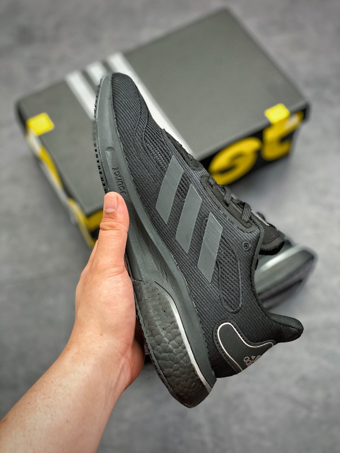 210 阿迪达斯Adidas Supernova Boost 2020 M超新星系列低帮轻量透气休闲运动鞋货号：FX8332