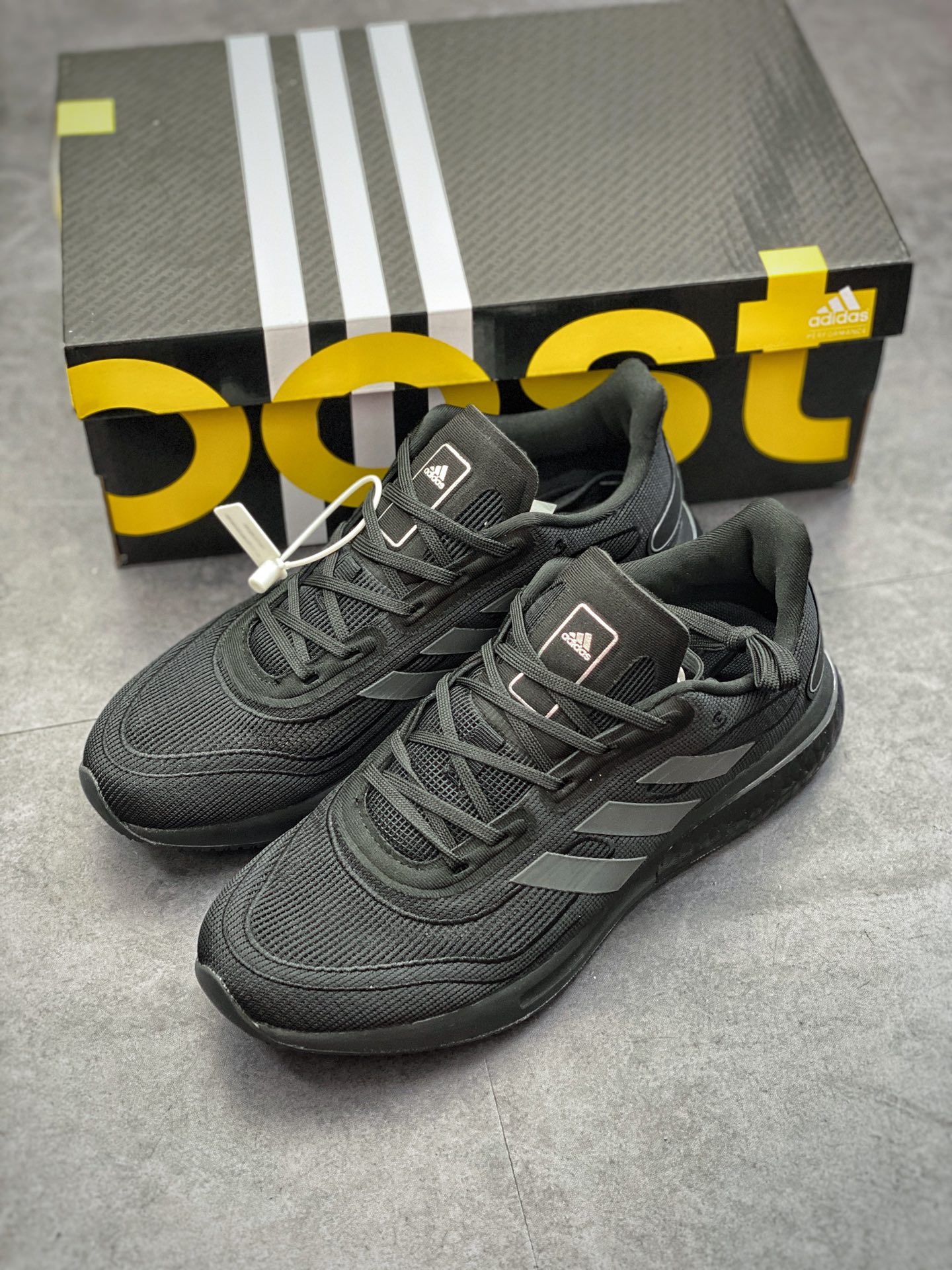 210 阿迪达斯Adidas Supernova Boost 2020 M超新星系列低帮轻量透气休闲运动鞋货号：FX8332