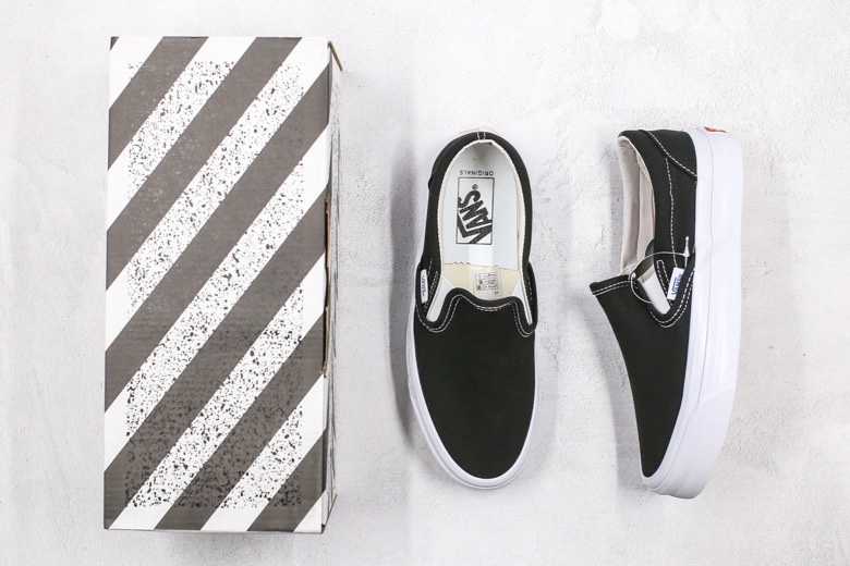 大货补齐~
本地自取💰150（支持放店）
万斯 高端支线 黑白色 条纹盒子 小红书推荐榜第一名 ！神仙百搭配色！
2020年的第一个月，Vans Vault高端支线以更加复古的版型推出了全新的Originals 复古系列，并带来了一系列的经典常青鞋款。鞋身细节更加真实还原品牌初期的风格，将包边在大底处更加收紧，呈现出漂亮的弧线。同时继续采用复古鞋型、更上包的包边风格、加入皮革的鞋垫和印有Originals 字样后跟标……这双OG Slip-On LX以全黑色覆盖整个鞋身，适合用于各种服饰搭配。Vans Vault还保留了粗盎司帆布、舒适的皮革鞋垫以及更加上报的大底包边等等细节，还从这季开始配备了全新鞋盒，在继承复古斜条纹基础上，加入更有创意的泼墨和格纹点缀，高端支线鞋款也有了贴纸吊牌。
🌵Size ：35 36 36.5 37 38 38.5 39 40 40.5 41 42 42.5 43 44 
工艺：广东原厂硫化1:1（重量1:1、真标、原钢印、材质标、鞋型标、合格证）