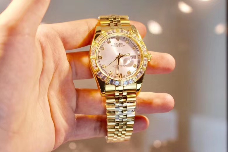 Rolex 新款劳家最新商务日志型情侣对表 一如既往的秉承着劳力士一贯的奢华与荣耀 全表采用316L精钢
