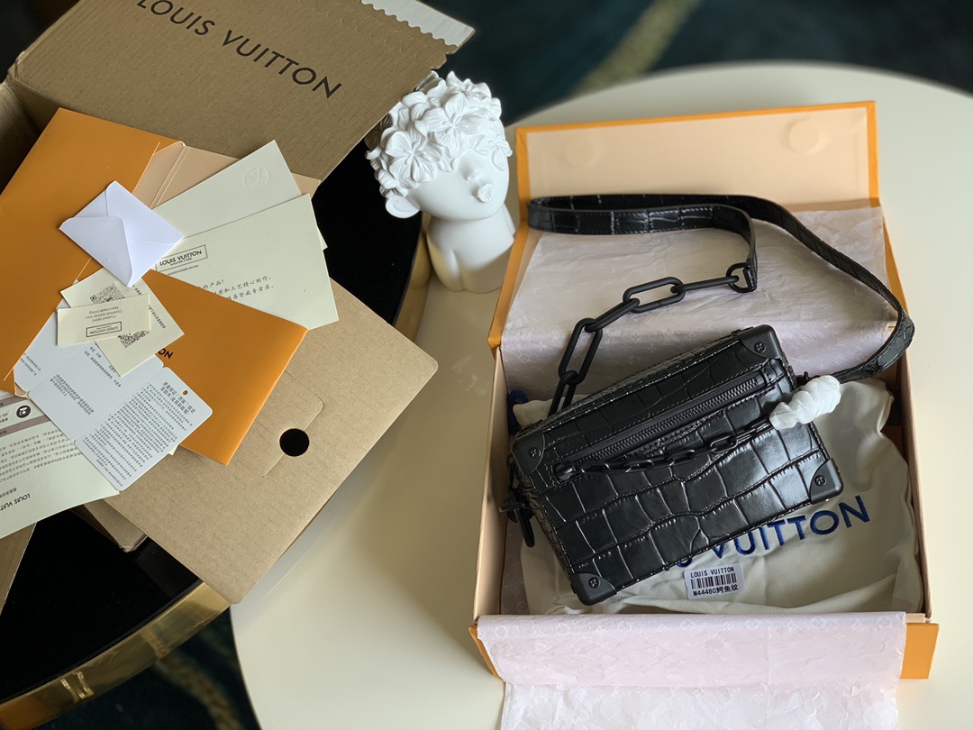 NO:395937,【Exclusive real photo M44480 crocodile pattern】MINI SOFT TRUNK handbag box bag The chain bag is characterized by the contrast between its Monogram pattern and resin chain. This avant-garde accessory has its square and elegant shape, and the adjustable resin chain can put the bag on the shoulder or hold it in your hands like a hand. Size 18x13x8cm M., LV [original leather], louis vuitton19860909【独家实拍M44480鳄鱼纹】MINI SOFT TRUNK 手袋 盒子包 链条包的特点是其Monogram图案与树脂链之间的对比.这款前卫的配饰以其方形和优雅的造型,可调节的树脂链条可以将这个包放在肩上或像手一样用手拿着.尺寸18x13x8cm M.,LV【原厂皮】,louis vuitton,Bag