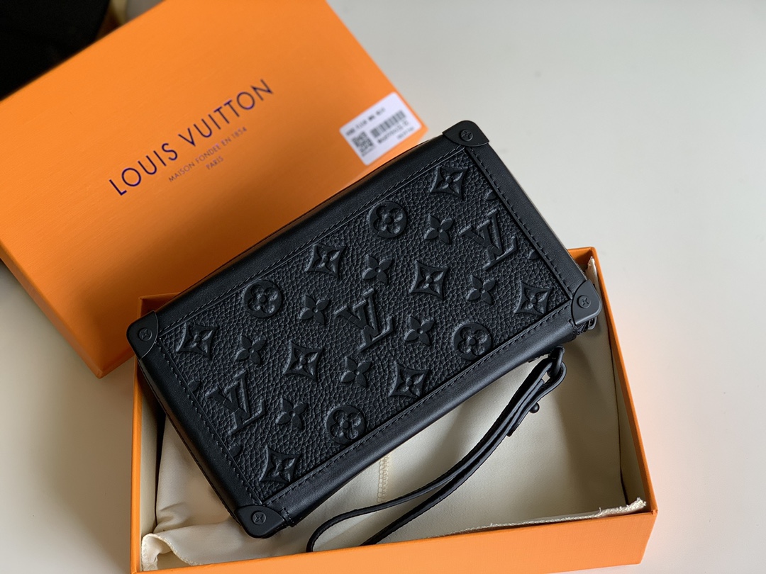 NO:395833,【Exclusive real shot 68986】Soft Trunk Clutch series M68986 black full leather embossed handbag Size 22x12.4x3.7cm.,LV【Original leather】,louis vuitton19860909【独家实拍68986】Soft Trunk Clutch系列 M68986黑色全皮压花手包 尺寸22x12.4x3.7cm .,LV【原厂皮】,louis vuitton,Bag