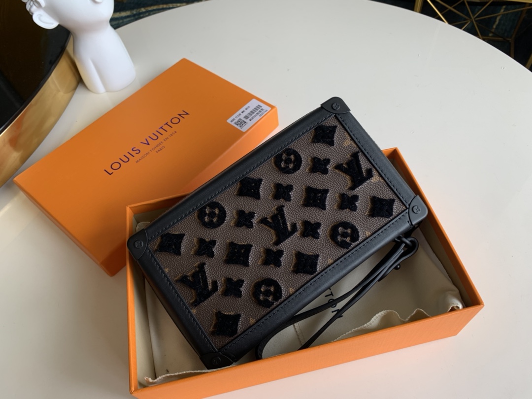 NO:395835,【Exclusive real photo M45061】M68986 old-fashioned Soft Trunk Clutch series old-fashioned handbag size 22x12.4x3.7cm.,LV【Original leather】,louis vuitton19860909【独家实拍M45061】M68986老花 Soft Trunk Clutch系列 老花手包 尺寸22x12.4x3.7cm .,LV【原厂皮】,louis vuitton,Bag