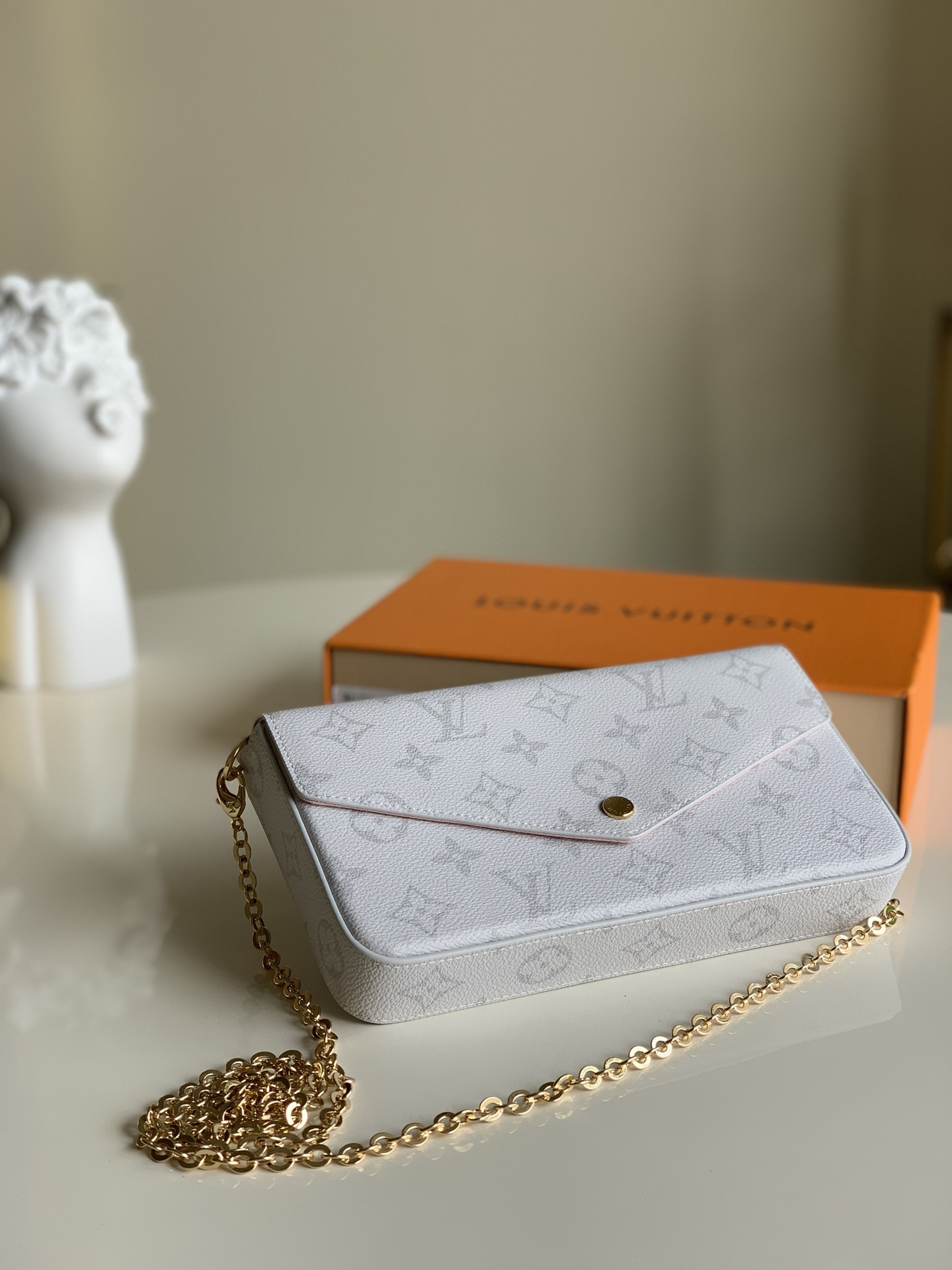 NO:395837,[Exclusive real photo of M61276 white flowers] New color three-piece set. Classic Monogram embossed pattern emerges in the illumination of Monogram Vernis painted calfskin, making the Pochette Félicie chain bag more elegant. The flexible envelope design is paired with a removable inner bag and a removable chain, and the shoulders and hands can be converted at will. Size 21.0 x 12.0 x 3.0 cm.,LV [original leather],louis vuitton,cowhide19860909【独家实拍M61276白花】新色三件套 经典 Monogram 压纹图案在 Monogram Vernis 漆光小牛皮的莹泽中浮现,令 Pochette Félicie 链条包更显优雅.灵活的信封式设计搭配可拆卸内袋和可拆卸链条,肩背手拿随心转换.尺寸21.0 x 12.0 x 3.0 cm .,LV【原厂皮】,louis vuitton,cowhide,Bag