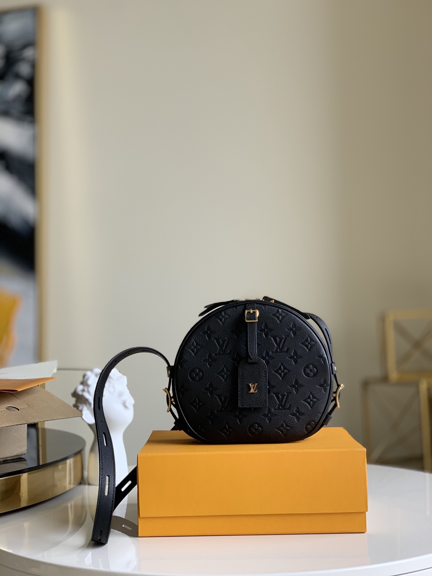 NO:395840,[Exclusive real photo M45167 black, picture-free packaging] M52294 vs. traditional square bag. This chubby round cake is stylish and more eye-catching. The bag is made of soft presbyopia. The elasticity and capacity are both magnificent. The innovative design of leather long shoulder straps. The full length has hollow holes. Easily adjust and change the shape. It is not a problem to carry, one shoulder, crossbody or even shoulder-only. Once launched, it becomes the king of the new generation of bags! Size 20 x 22.5 x 8 cm Pictured high-quality packaging .780,LV【Original leather】,louis vuitton19860909【独家实拍M45167黑色 配图精品包装】M52294对比传统的方型包款 这个胖嘟嘟的圆饼有型有款 更加抢眼包身采用柔软老花帆布 弹性和容量都是杠杠滴 创新设计的皮革长肩带 全长带有一个个中空孔位 轻松调整改变造型 手拎、单肩、斜挎甚至只肩揹都不是问题 一推出就成为新一代包包中的王炸！尺寸20 x 22.5 x 8 cm 配图精品包装 .780,LV【原厂皮】,louis vuitton,Bag