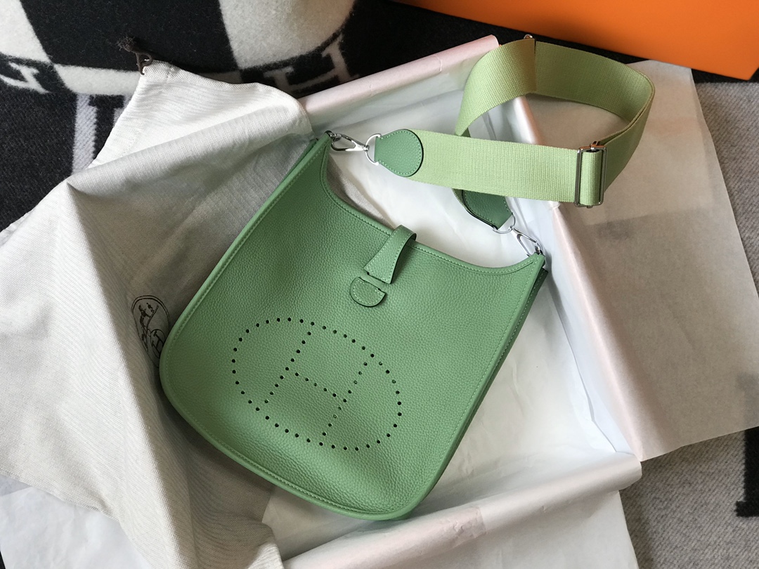 Hermès－Evelyne 伊芙琳 28cm Togo importado, versión de primera calidad, color aguacate, H mayúscula, cuero suave, correa qu…